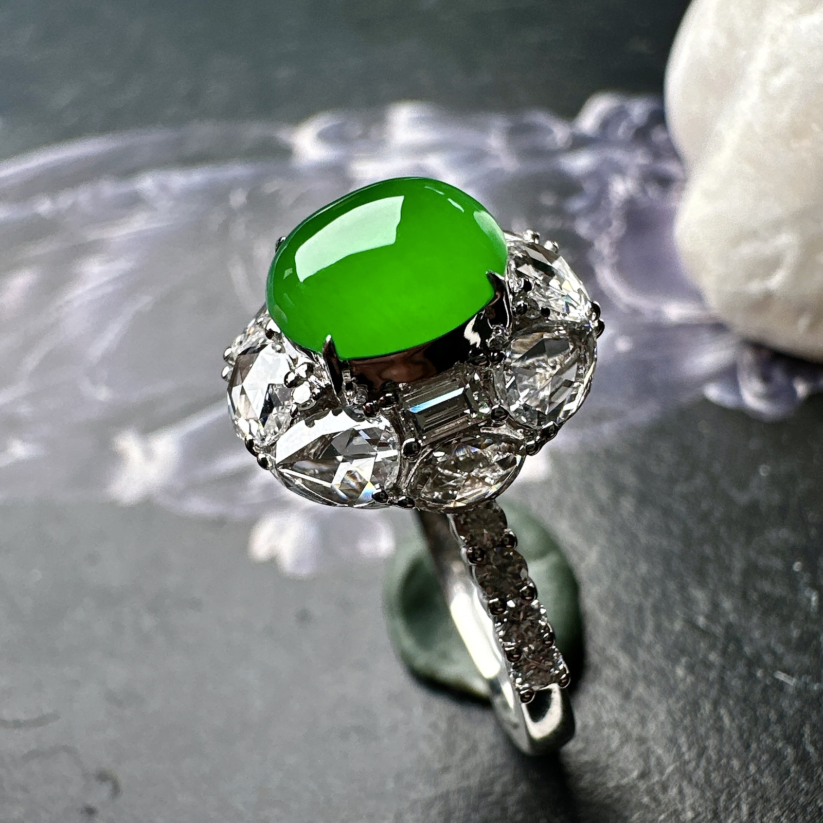 【冰种满绿蛋面戒指】质地均匀细腻，冰润起光，胶感强烈，颜色娇艳，18K金钻精美镶嵌，裸石尺寸7.7*6.8*4.3毫米