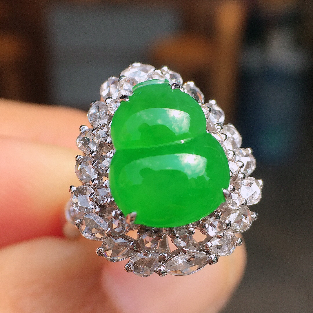 阳绿葫芦戒指/吊坠两用款，色泽均匀艳丽，玉质细腻，荧光感超
强，饱满圆润，尽显优雅气质，18k
金豪