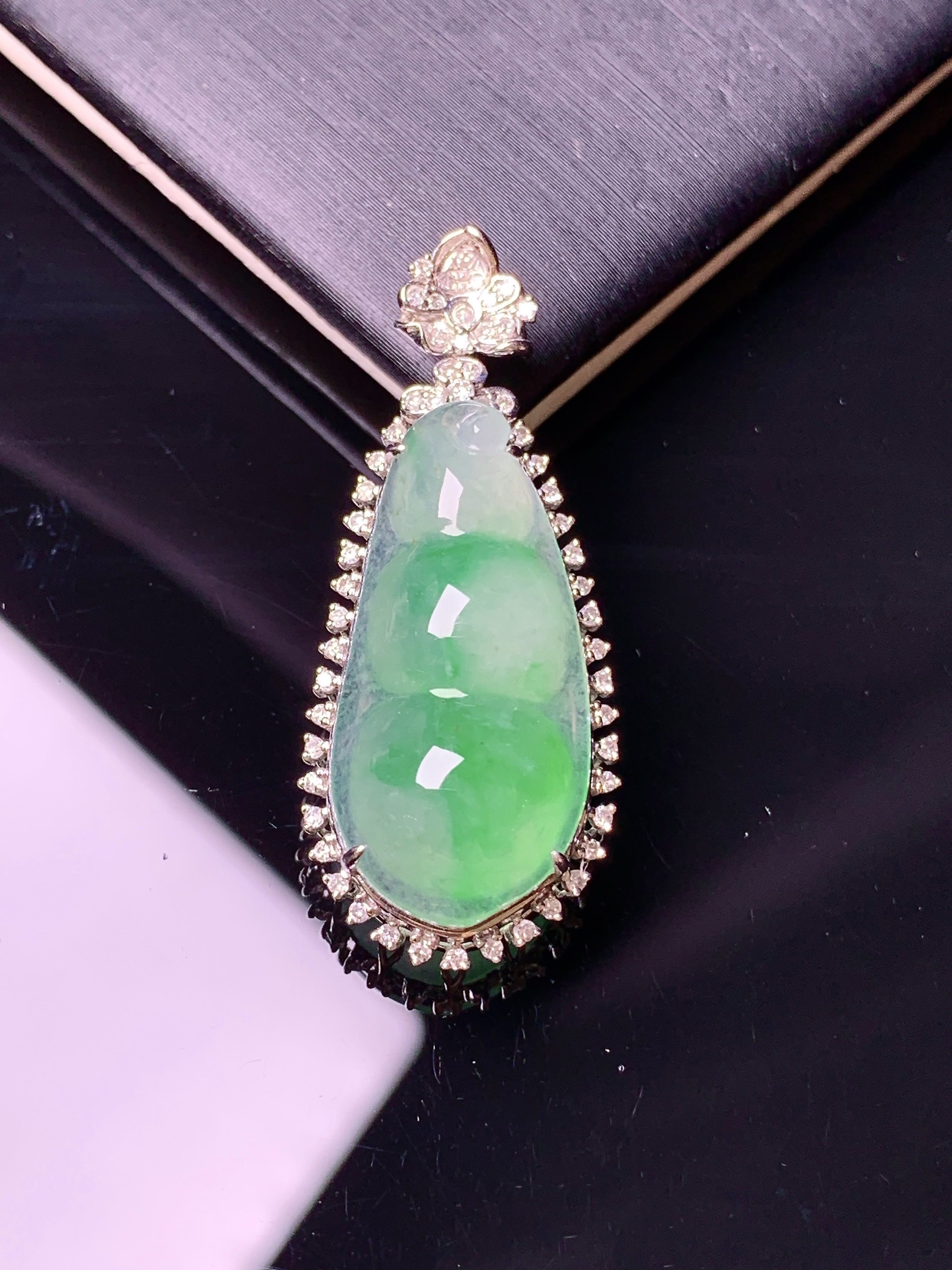 18k金钻镶嵌飘绿四季豆吊坠 玉质细腻 色泽艳丽清新 水润亮眼 整体尺寸35*14.5*9.5f2