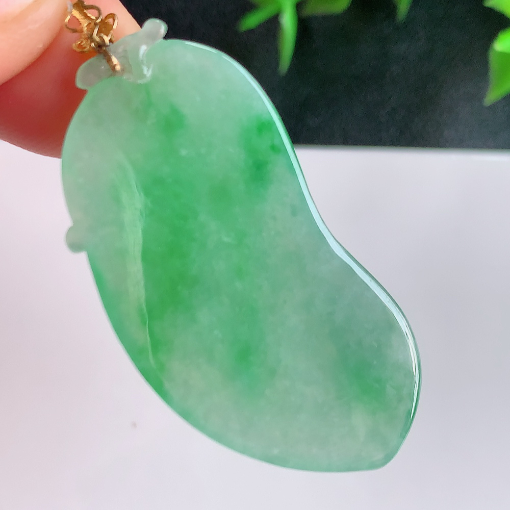 18k金扣冰润飘绿福瓜翡翠吊坠，呱呱来财，福气满满的美好寓意，清新自然  沁人心脾，造型独特，清秀高雅  W49.15 尺寸：42.5-21.5-3.5mm