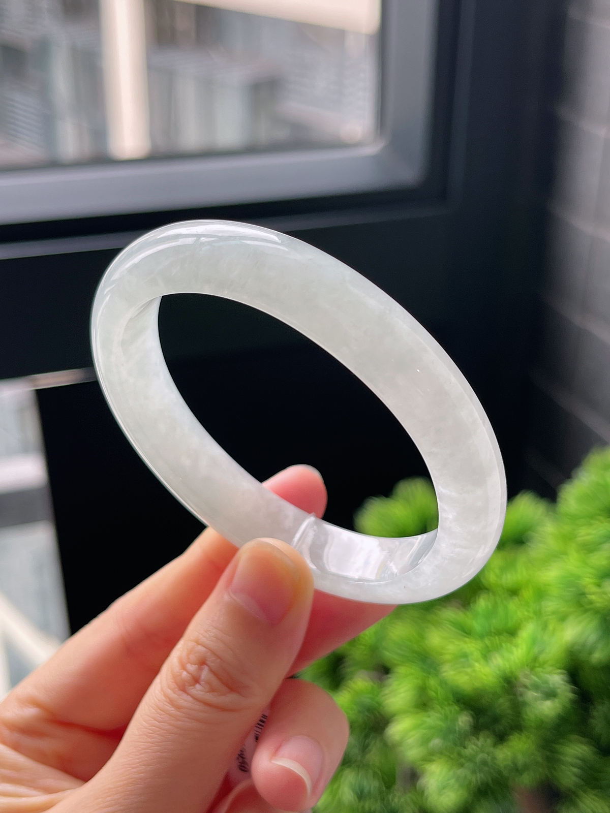 贵妃镯55圈口，翡翠冰糯种淡绿色手镯