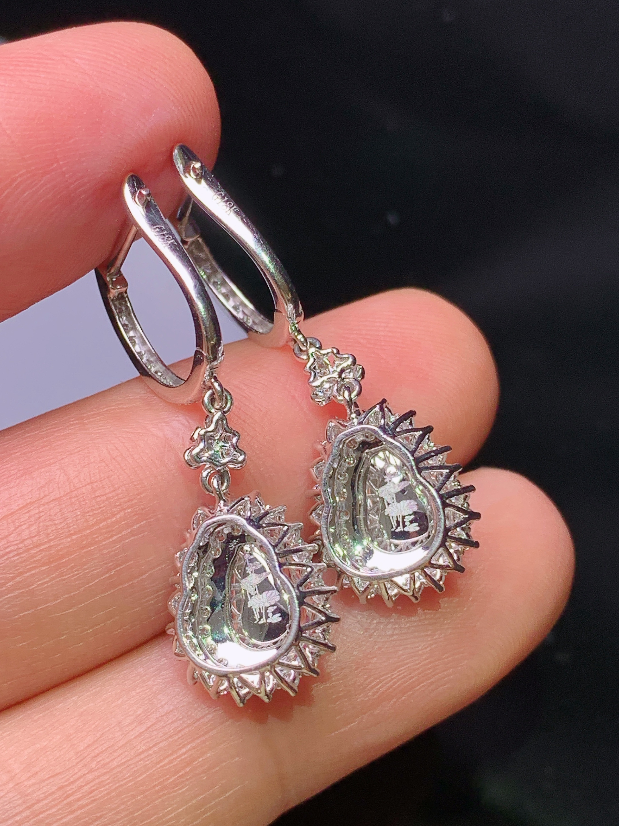 18k金钻镶嵌满绿葫芦耳坠 玉质细腻 色泽艳丽清新 水润亮眼 整体尺寸28.5*10.5*7.2c2