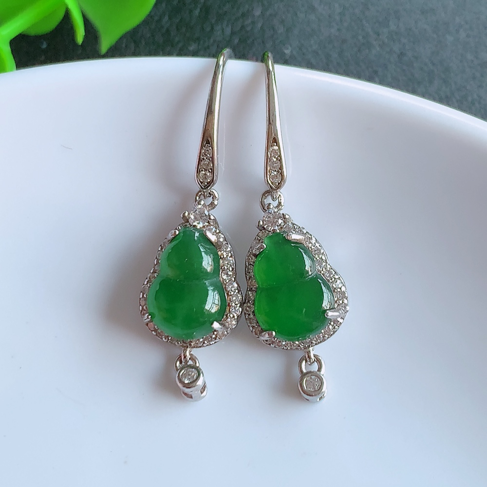 冰透满绿翡翠925银镶嵌葫芦耳钉，自然光实拍，翠色灵动，颜色漂亮，种老水足，品相佳，佩戴佳品！W481.18  取一整体尺寸：16-9.3-6.2mm  裸石尺寸：10-7mm