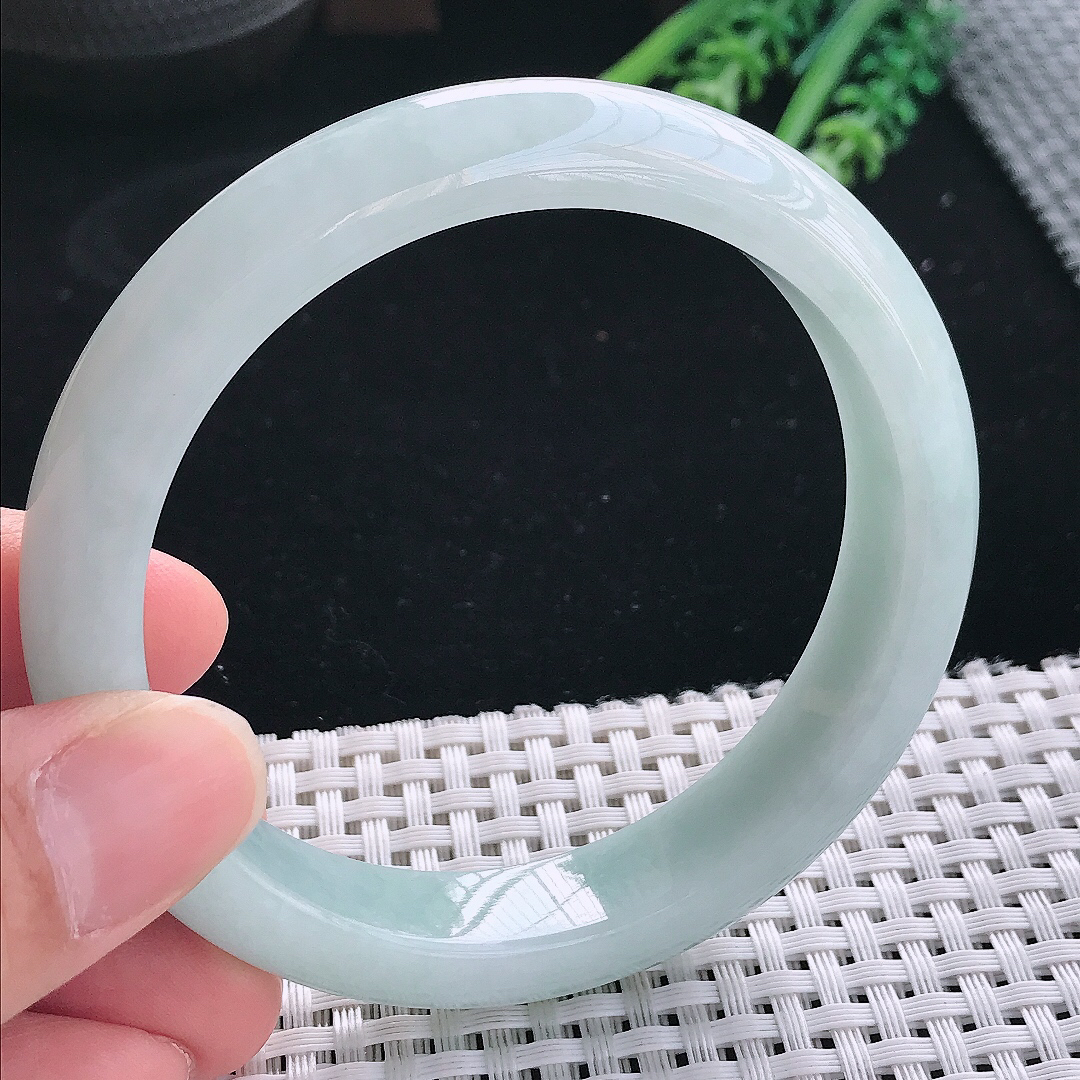 实拍天然翡翠60.5/12.8/8.5大圈口老坑秀气温润淡绿色手镯翡翠玉镯手环