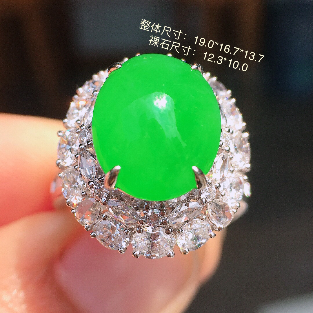 阳绿蛋面戒指，色泽均匀艳丽，玉质细腻，荧光感超
强，饱满圆润，尽显优雅气质，18k
金豪华镶嵌