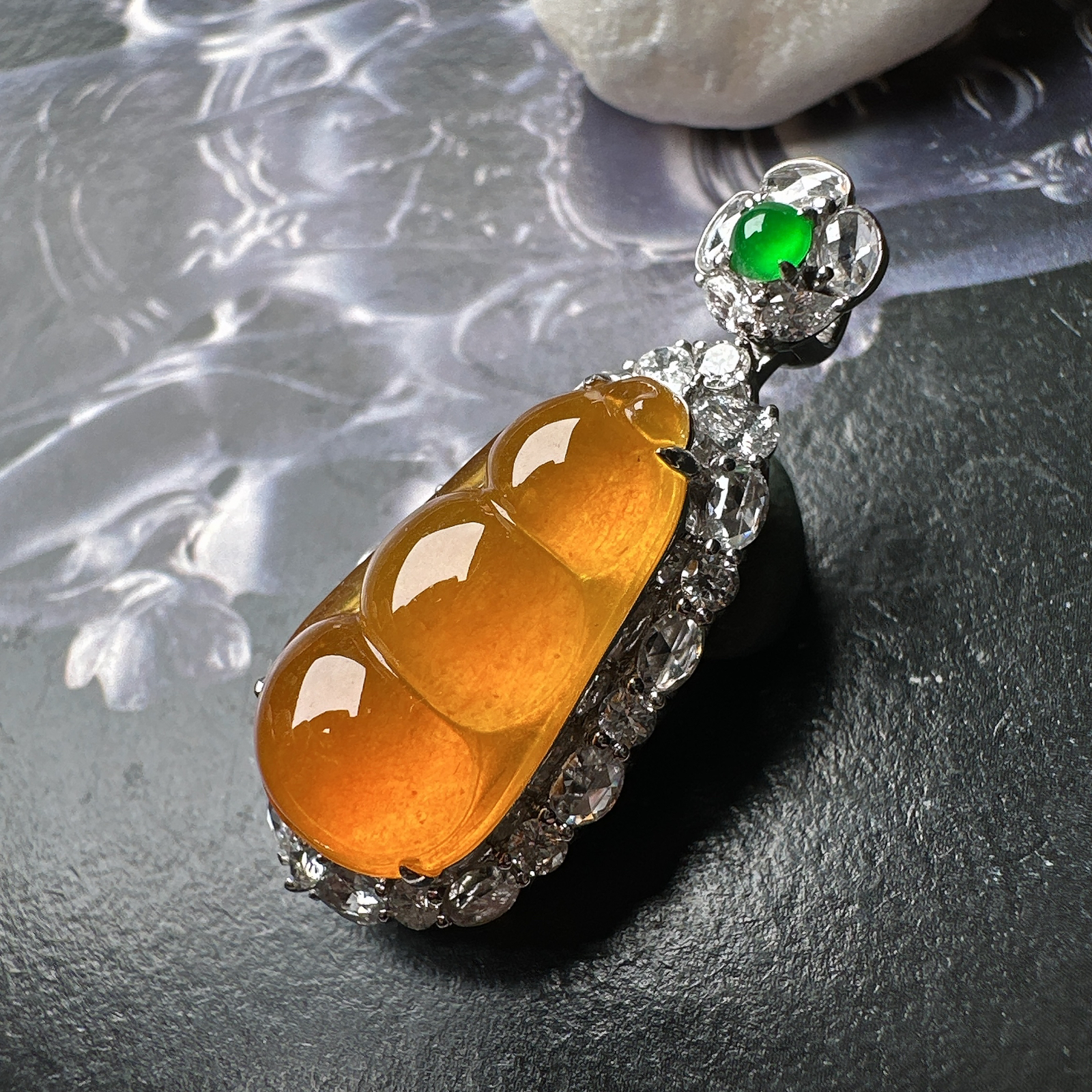 【冰种黄翡福豆吊坠】质地细腻，冰感十足，晶莹透亮，18K金钻镶嵌，裸石尺寸18.5*10*5.8毫米