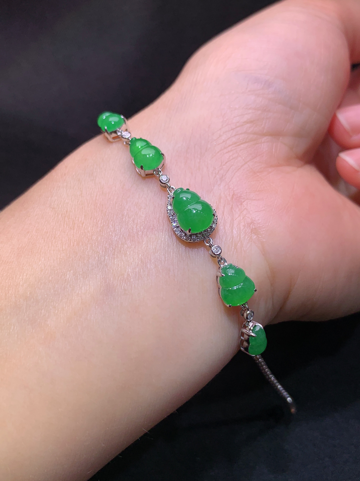 冰阳绿葫芦手链，18k金镶嵌，款式新颖，冰润色阳，种水足，h1 尺寸8.7*6.3*2.8