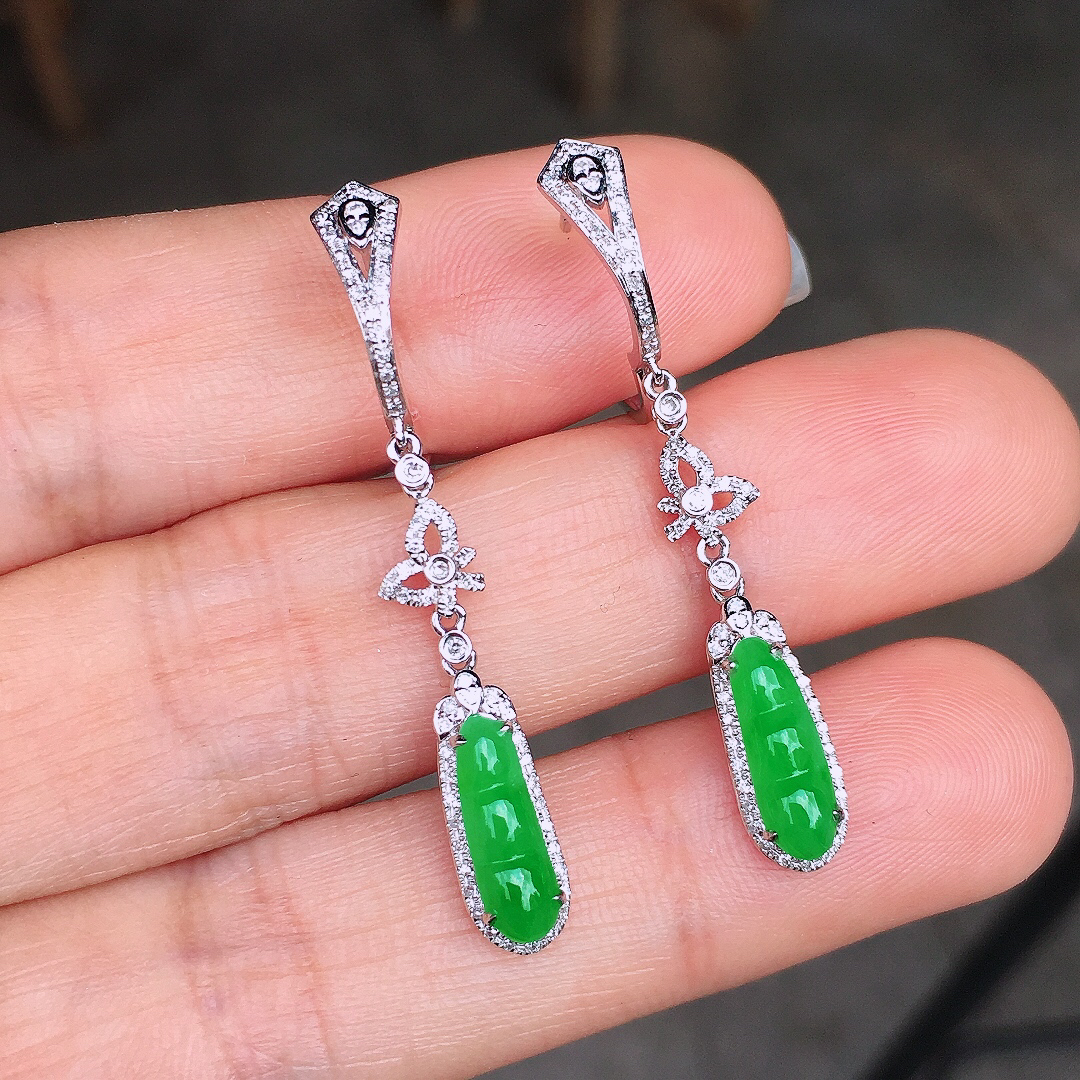 阳绿福豆耳坠，色泽均匀艳丽，玉质细腻，荧光感超
强，饱满圆润，尽显优雅气质，18k
金豪华镶嵌