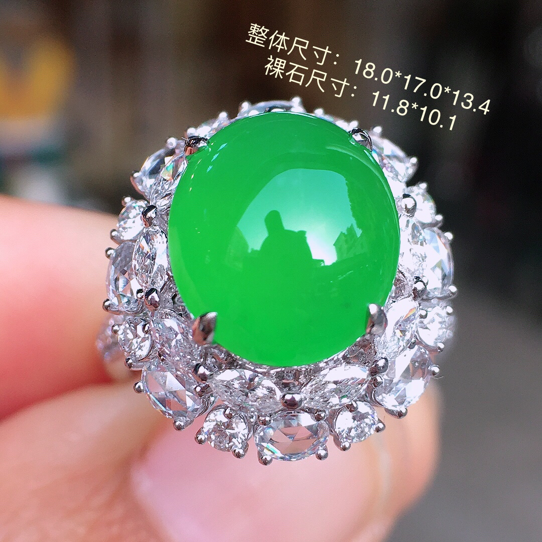 阳绿蛋面戒指，色泽均匀艳丽，玉质细腻，荧光感超
强，饱满圆润，尽显优雅气质，18k
金豪华镶嵌