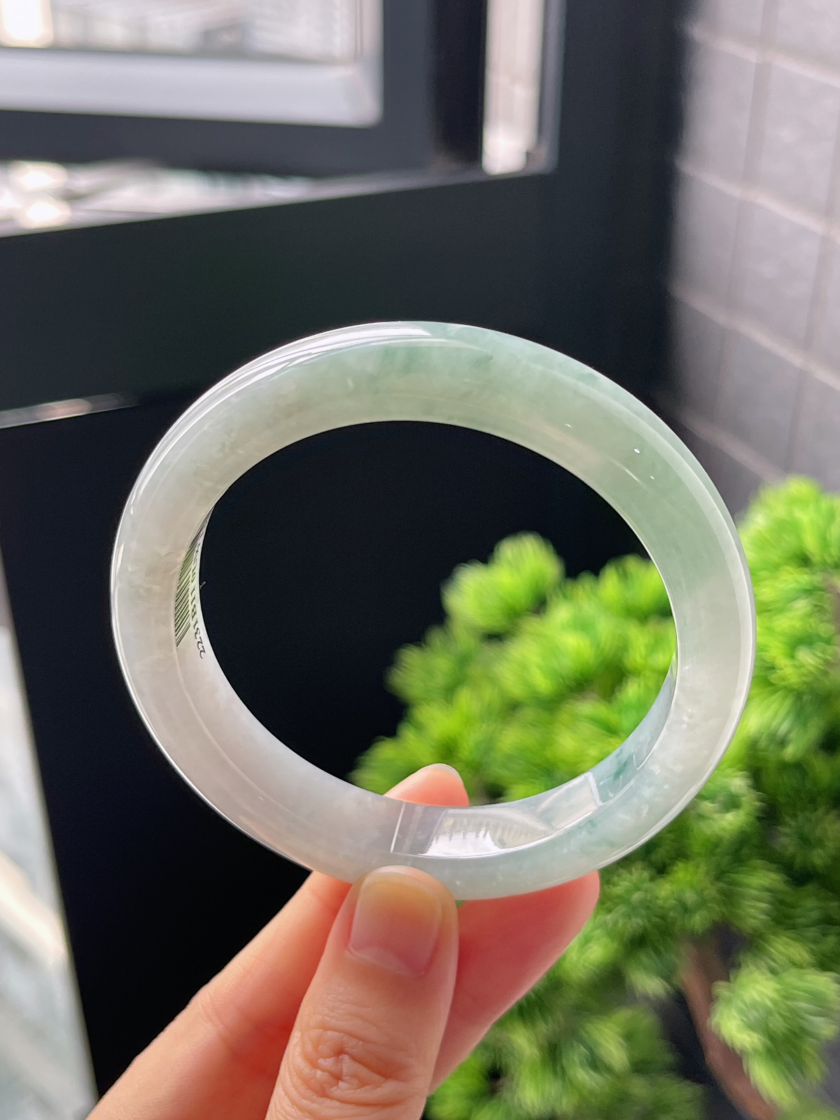 正圈57圈口，翡翠冰糯种浅绿色手镯