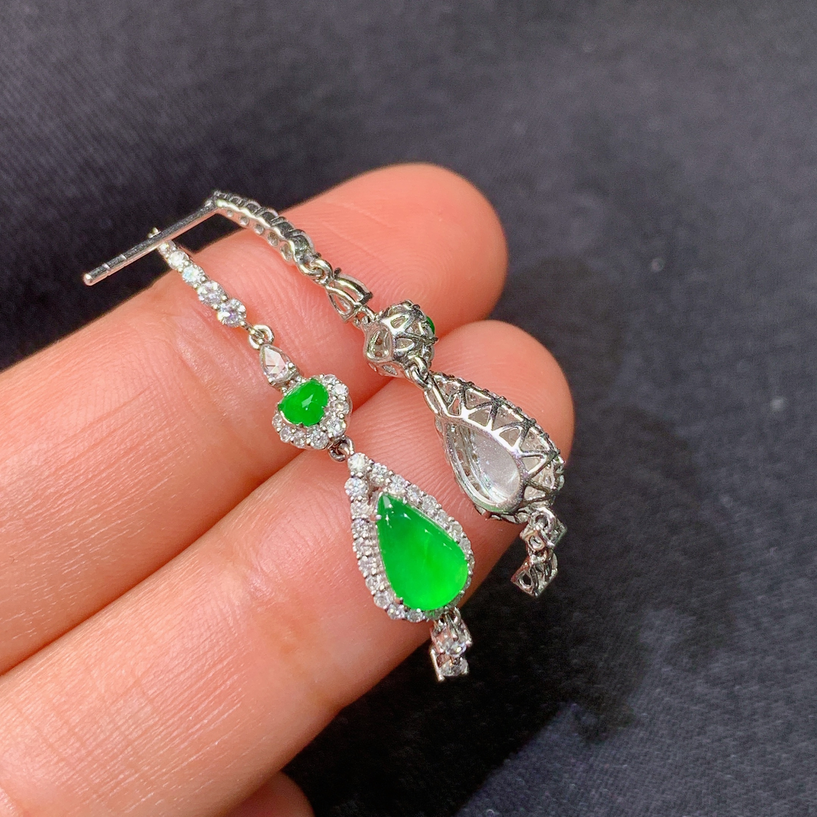 冰阳绿水滴耳坠，18k金镶嵌，款式新颖，冰润色阳，种水足，Kf尺寸6.3*3.8*1