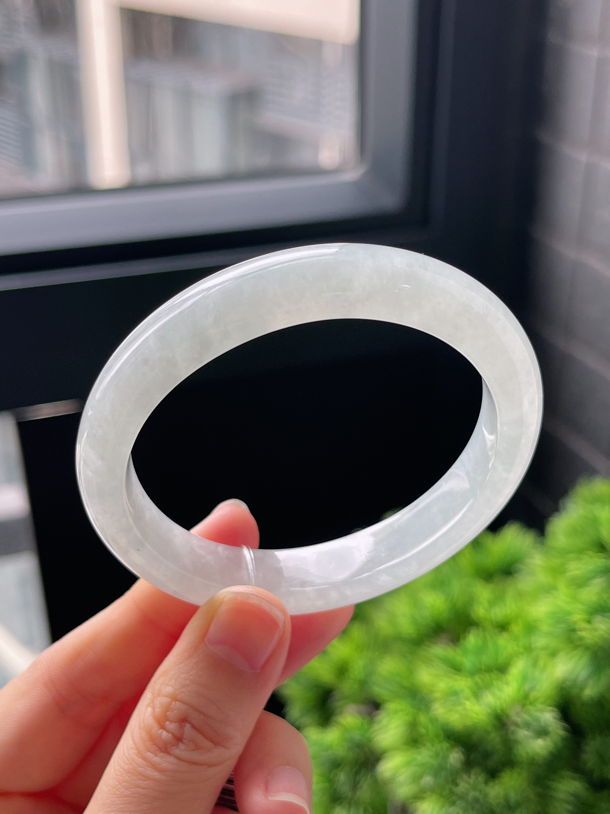 贵妃镯55圈口，翡翠冰糯种淡绿色手镯