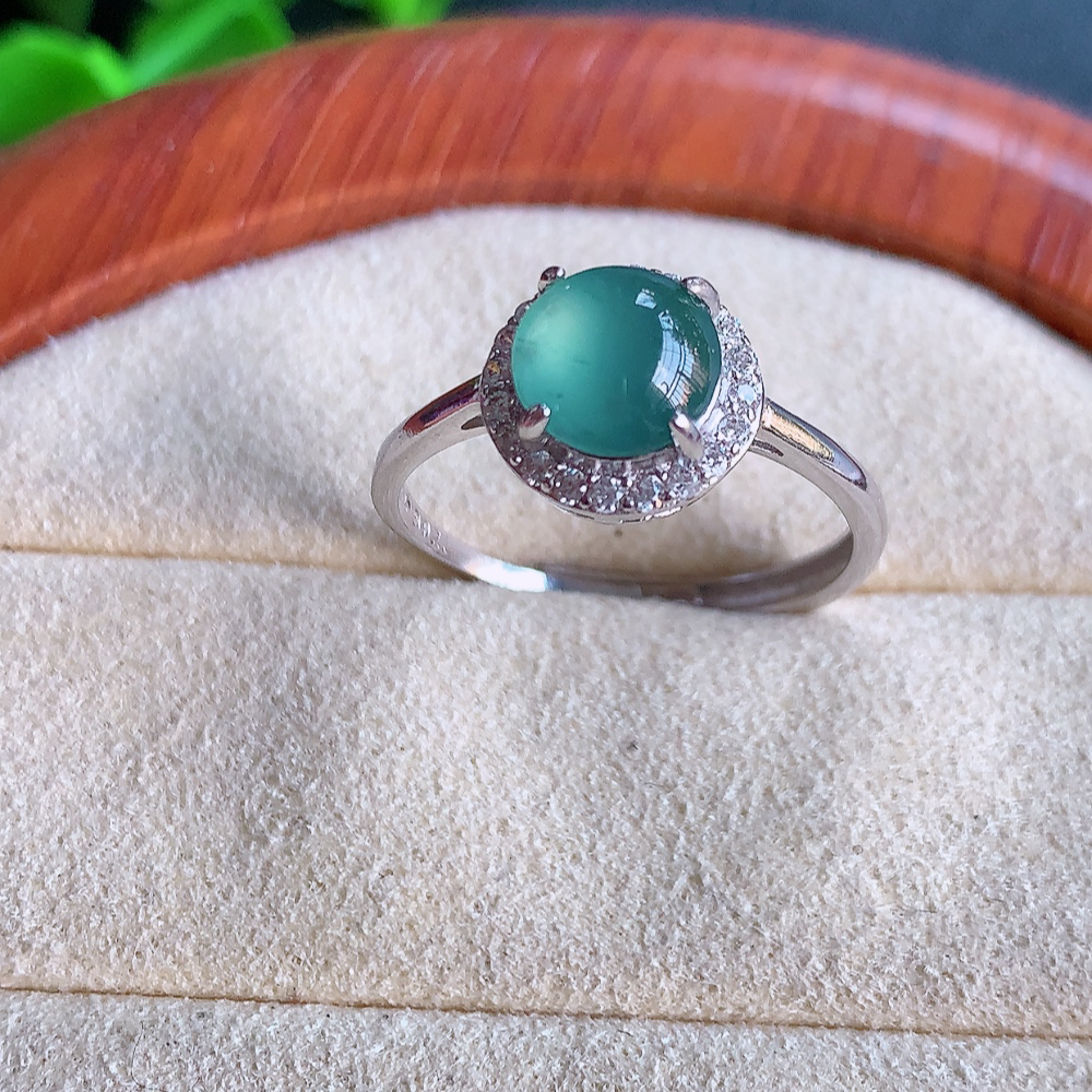 冰润晴水精美翡翠戒指  玉质细腻  冰清玉润  飘花灵动  颜色漂亮  W481.15 内径尺寸：18-9.5-6.3mm  裸石尺寸：7mm