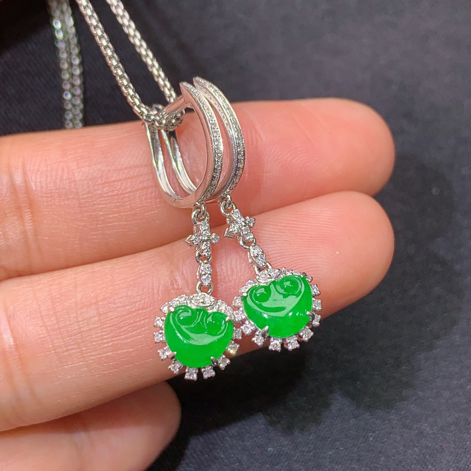 冰阳绿如意耳坠，18k金镶嵌，简约时尚，冰润色阳，种水足，C2 尺寸4.9*5.8*2