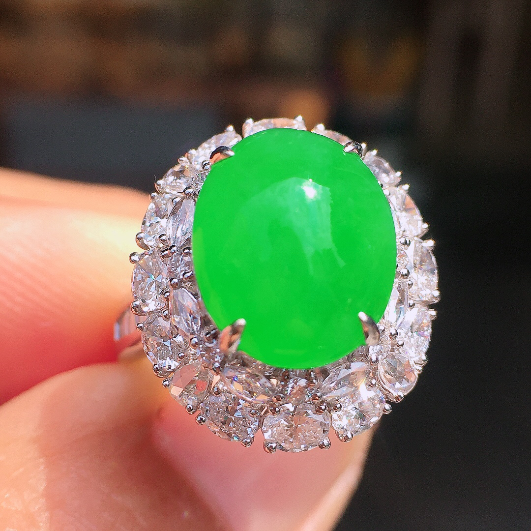 阳绿蛋面戒指，色泽均匀艳丽，玉质细腻，荧光感超
强，饱满圆润，尽显优雅气质，18k
金豪华镶嵌