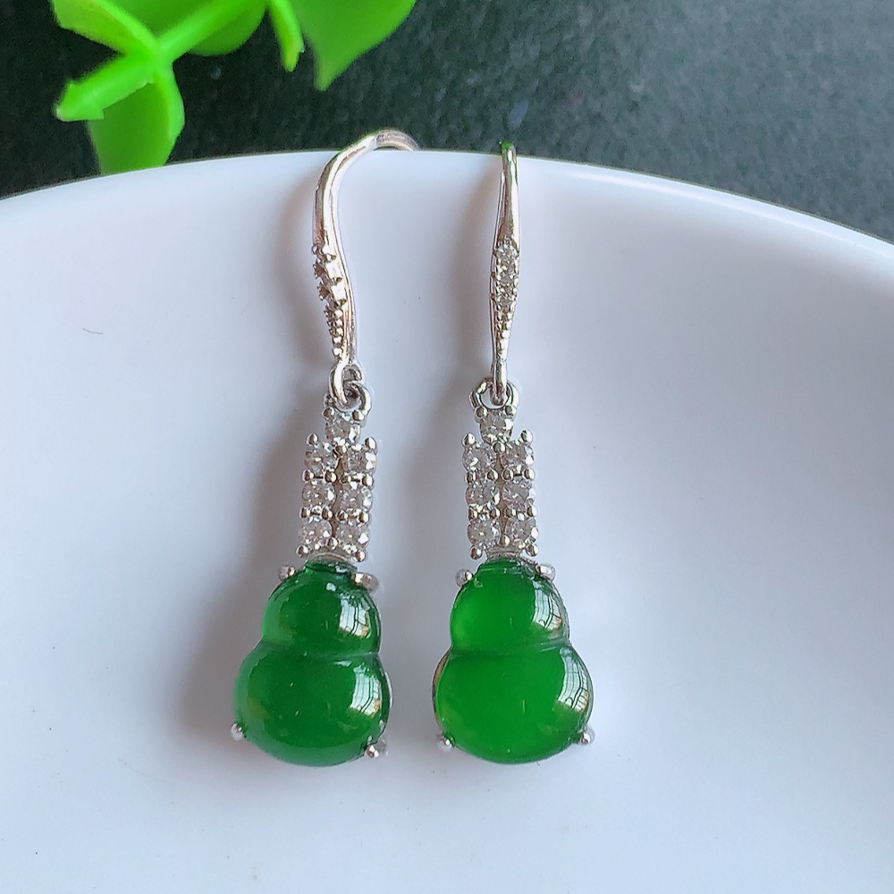 冰透满绿翡翠925银镶嵌葫芦耳钉，自然光实拍，翠色灵动，颜色漂亮，种老水足，品相佳，佩戴佳品！W481.15  取一整体尺寸：19.5-8-4.8mm  裸石尺寸：10-7.5mm