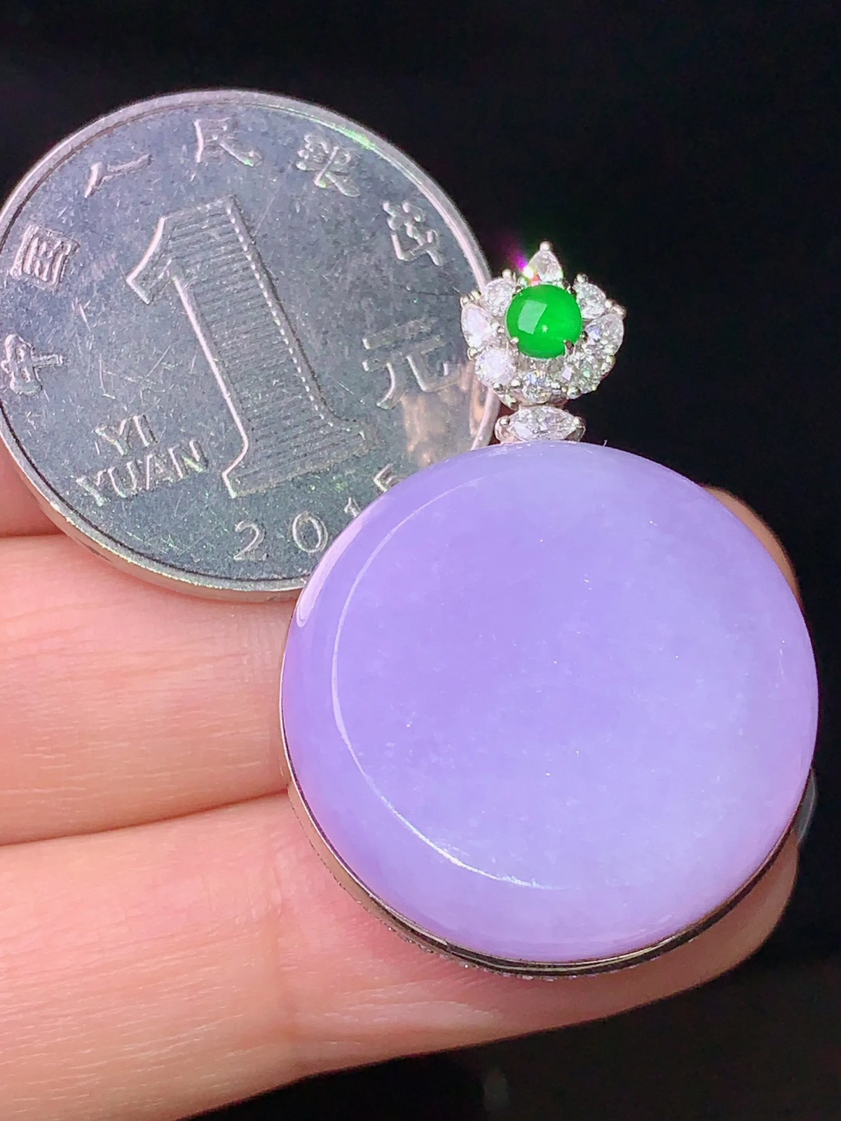 18k金钻镶嵌紫罗兰圆通吊坠 玉质细腻 色泽清新艳丽 整体尺寸32.5*23.5*10.3