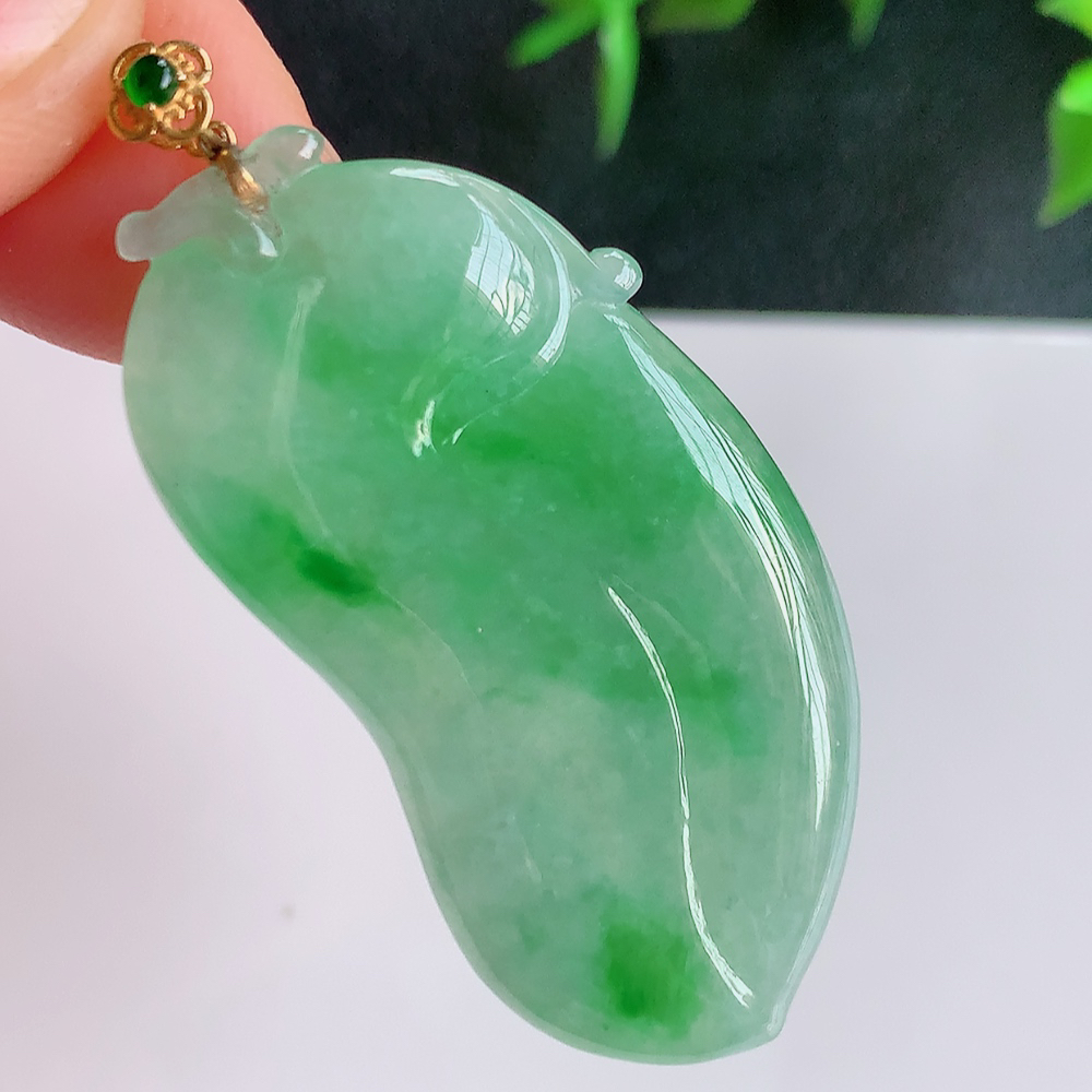 18k金扣冰润飘绿福瓜翡翠吊坠，呱呱来财，福气满满的美好寓意，清新自然  沁人心脾，造型独特，清秀高