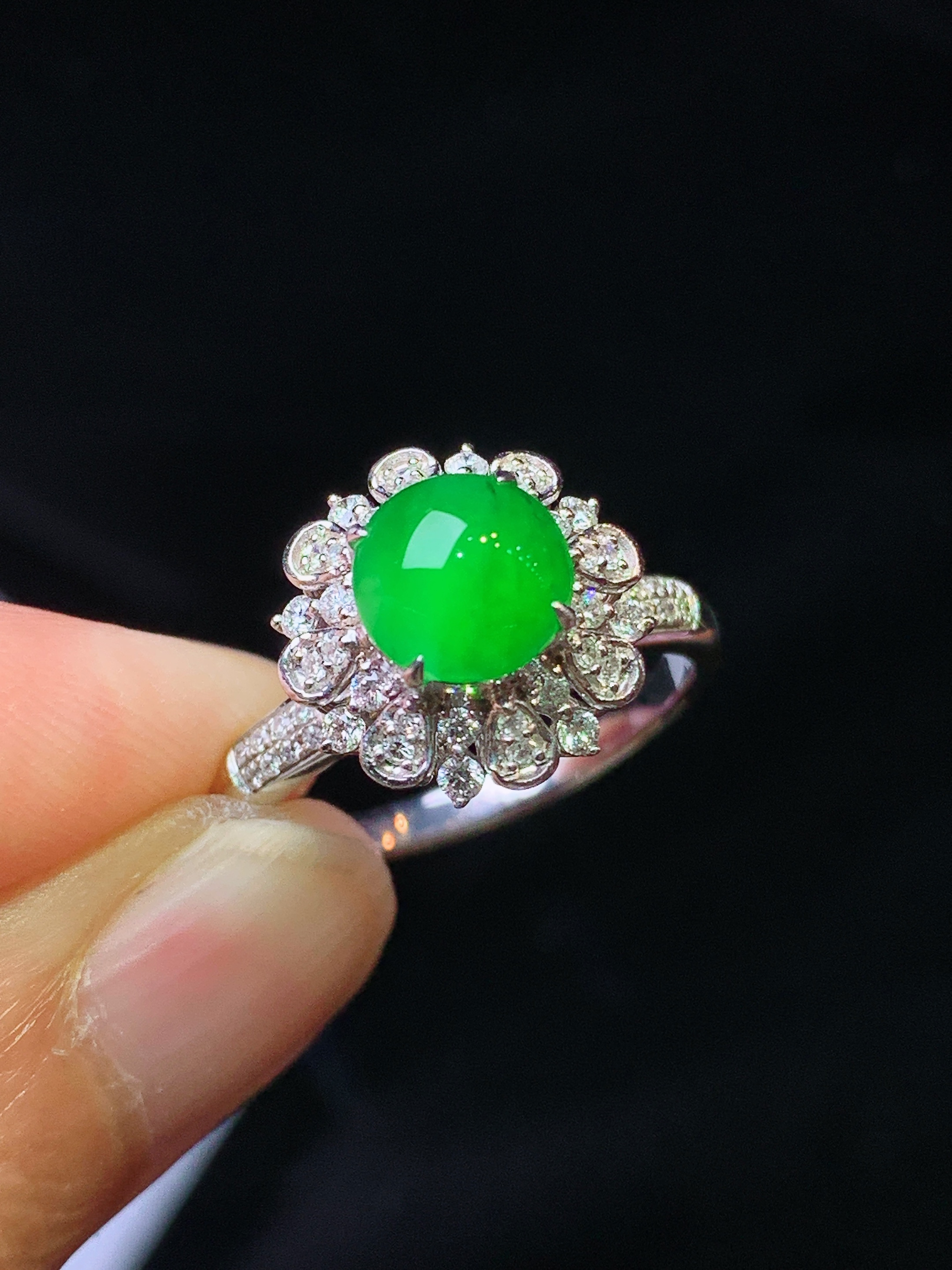 18k金钻镶嵌满绿蛋面戒指 玉质细腻 色泽艳丽清新 水润亮眼 圈口12.5 整体尺寸12.2*10f