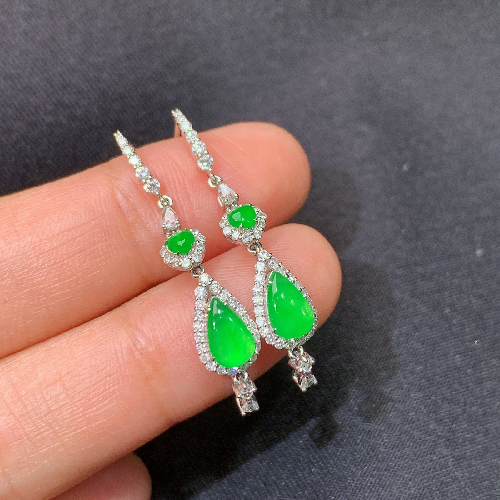 冰阳绿水滴耳坠，18k金镶嵌，款式新颖，冰润色阳，种水足，Kf尺寸6.3*3.8*1