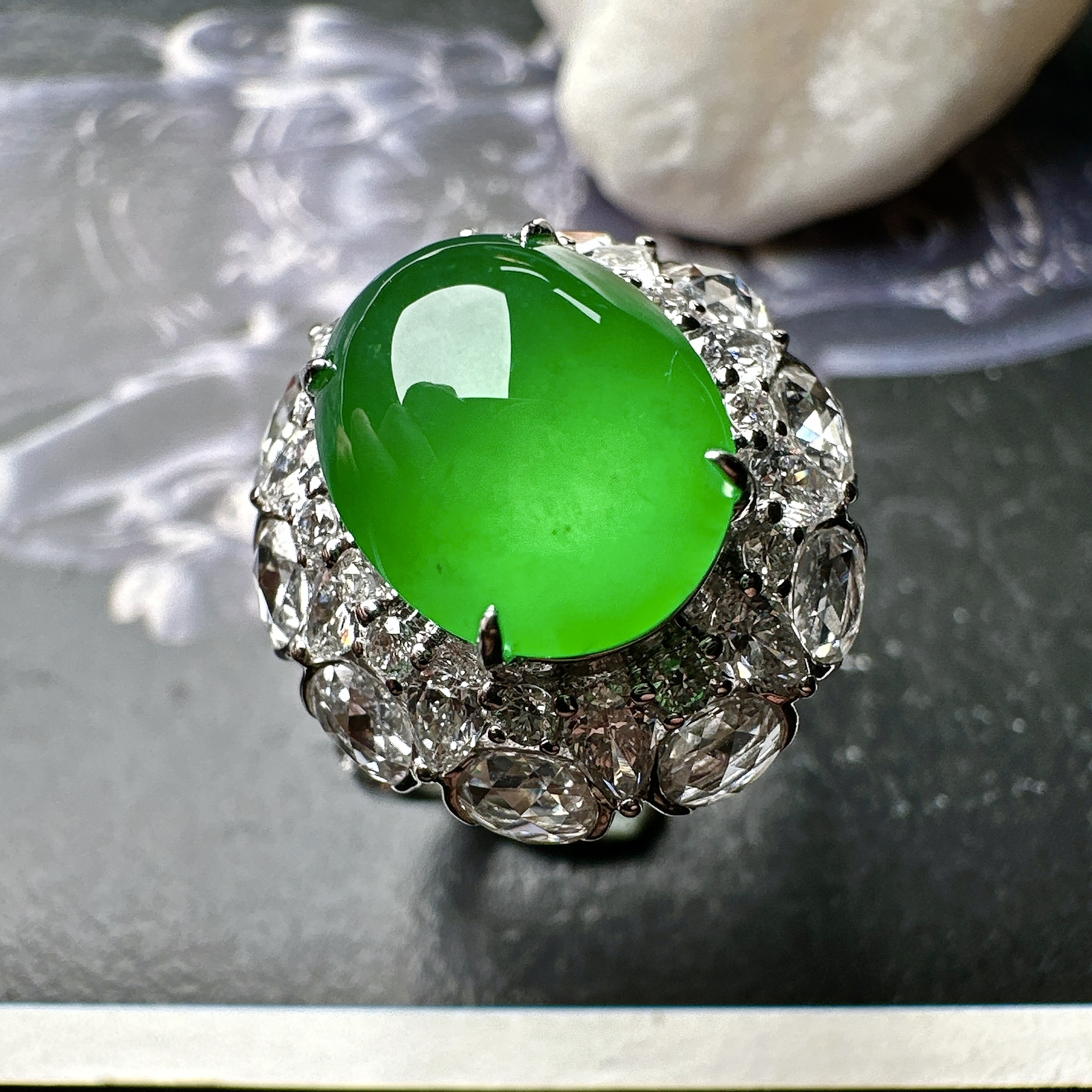 【冰种满绿蛋面戒指】多带款，质地均匀细腻，冰润起光，胶感强烈，颜色娇艳，18K金钻精美镶嵌，裸石尺寸12*9.7*5.6毫米