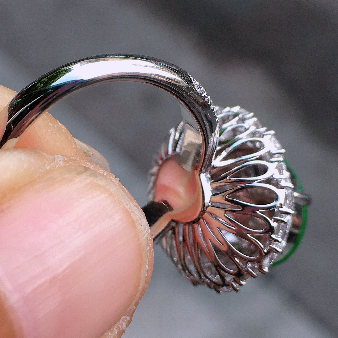 正阳绿蛋面戒指，色泽均匀艳丽，玉质细腻，荧光感超
强，饱满圆润，尽显优雅气质，18k
金豪华镶嵌