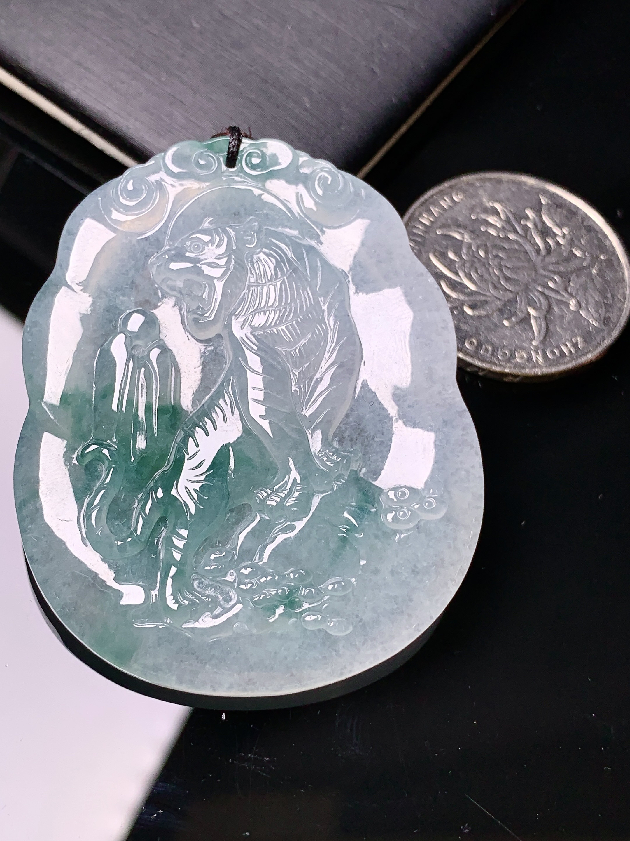 飘绿老虎生肖牌吊坠 玉质细腻 色泽艳丽清新 水润亮眼 整体尺寸50*40.5*5.5b2