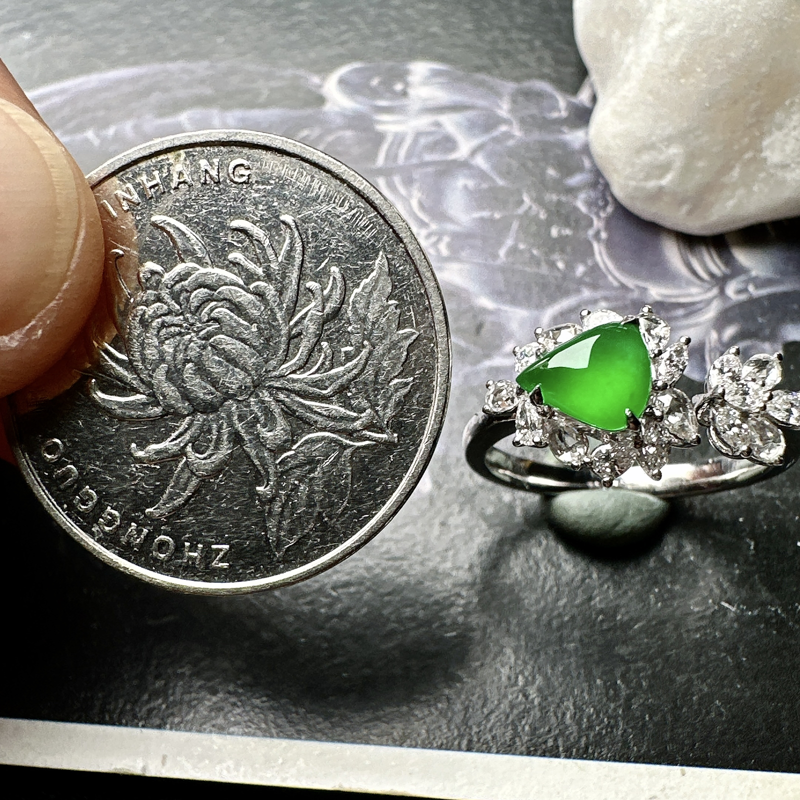 【冰种满绿心形戒指】质地均匀细腻，冰润起光，胶感强烈，颜色娇艳，18K金钻精美镶嵌，裸石尺寸7*6.2*3毫米