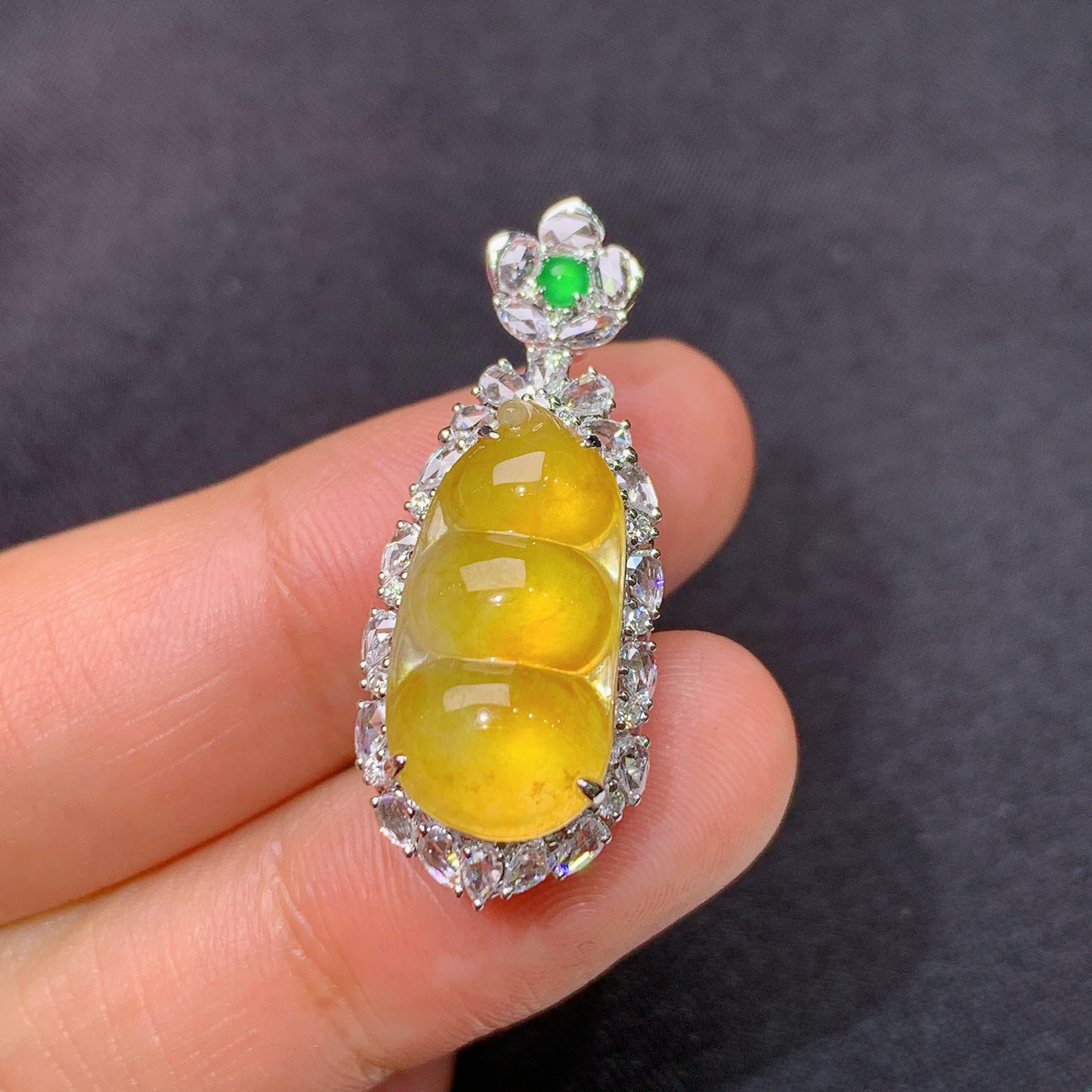 冰黄翡福豆吊坠，18k金镶嵌，冰透水润，颜色鲜艳，种水足，Dgj 尺寸31.2*12.2*10.3