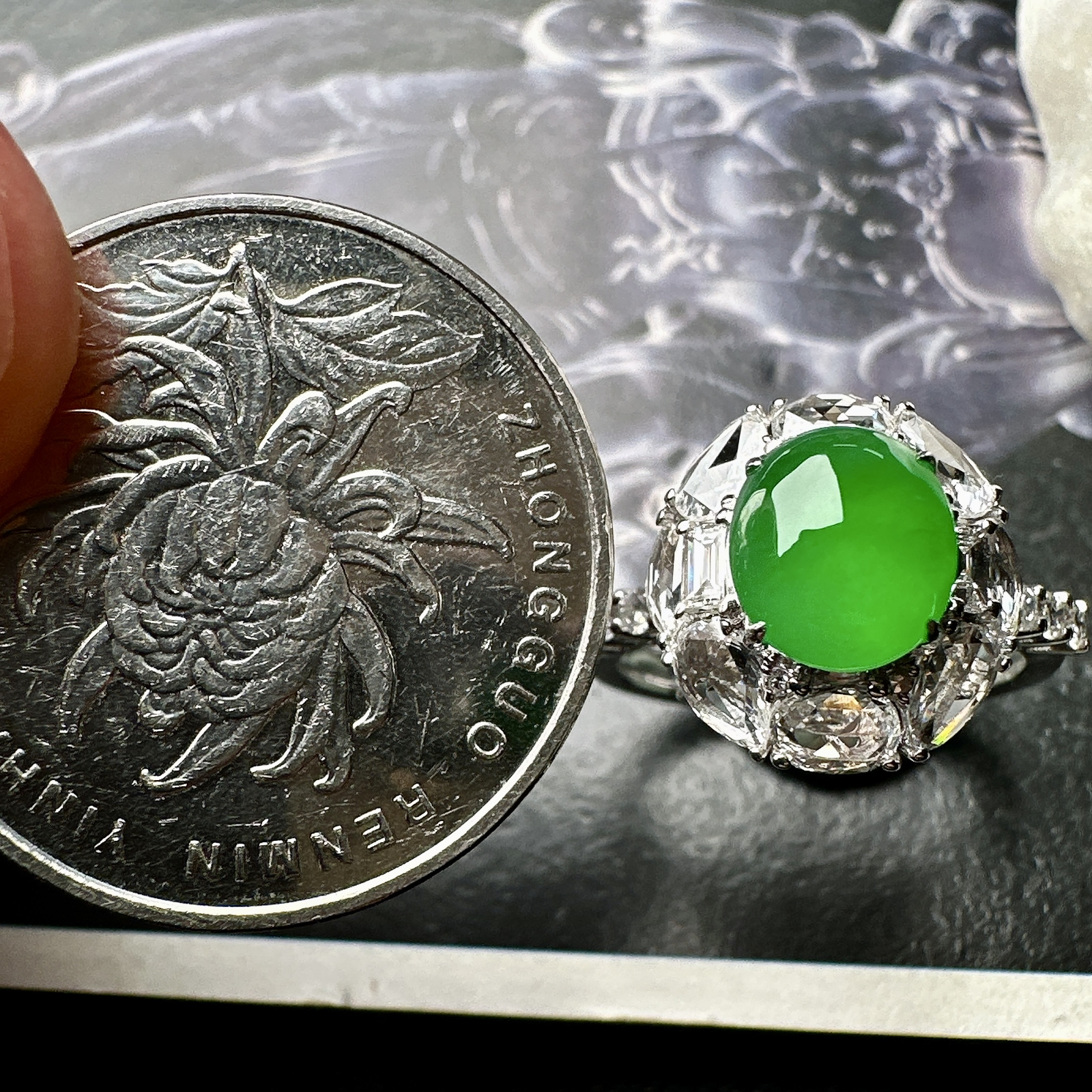 【冰种满绿蛋面戒指】质地均匀细腻，冰润起光，胶感强烈，颜色娇艳，18K金钻精美镶嵌，裸石尺寸7.7*6.8*4.3毫米