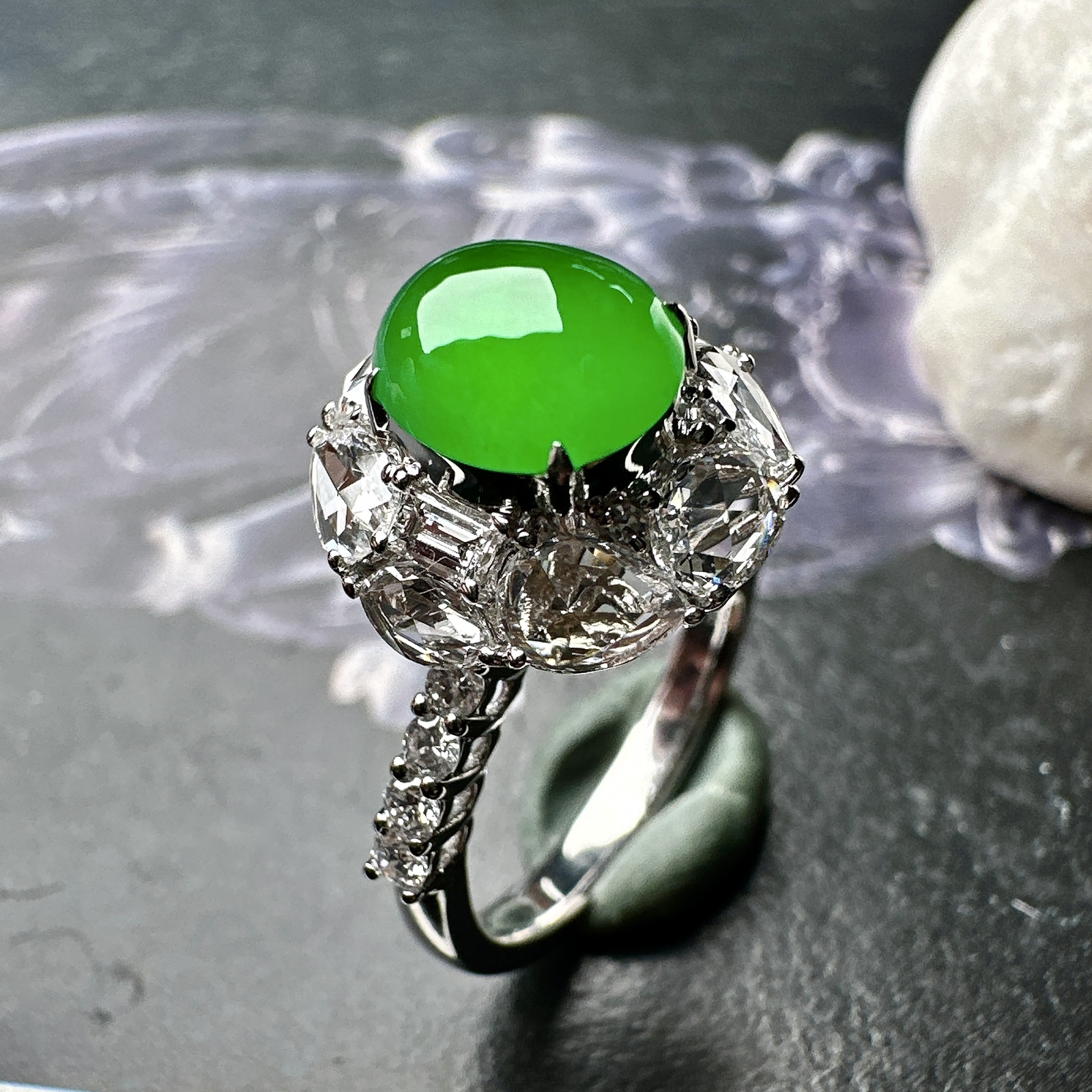 【冰种满绿蛋面戒指】质地均匀细腻，冰润起光，胶感强烈，颜色娇艳，18K金钻精美镶嵌，裸石尺寸7.7*
