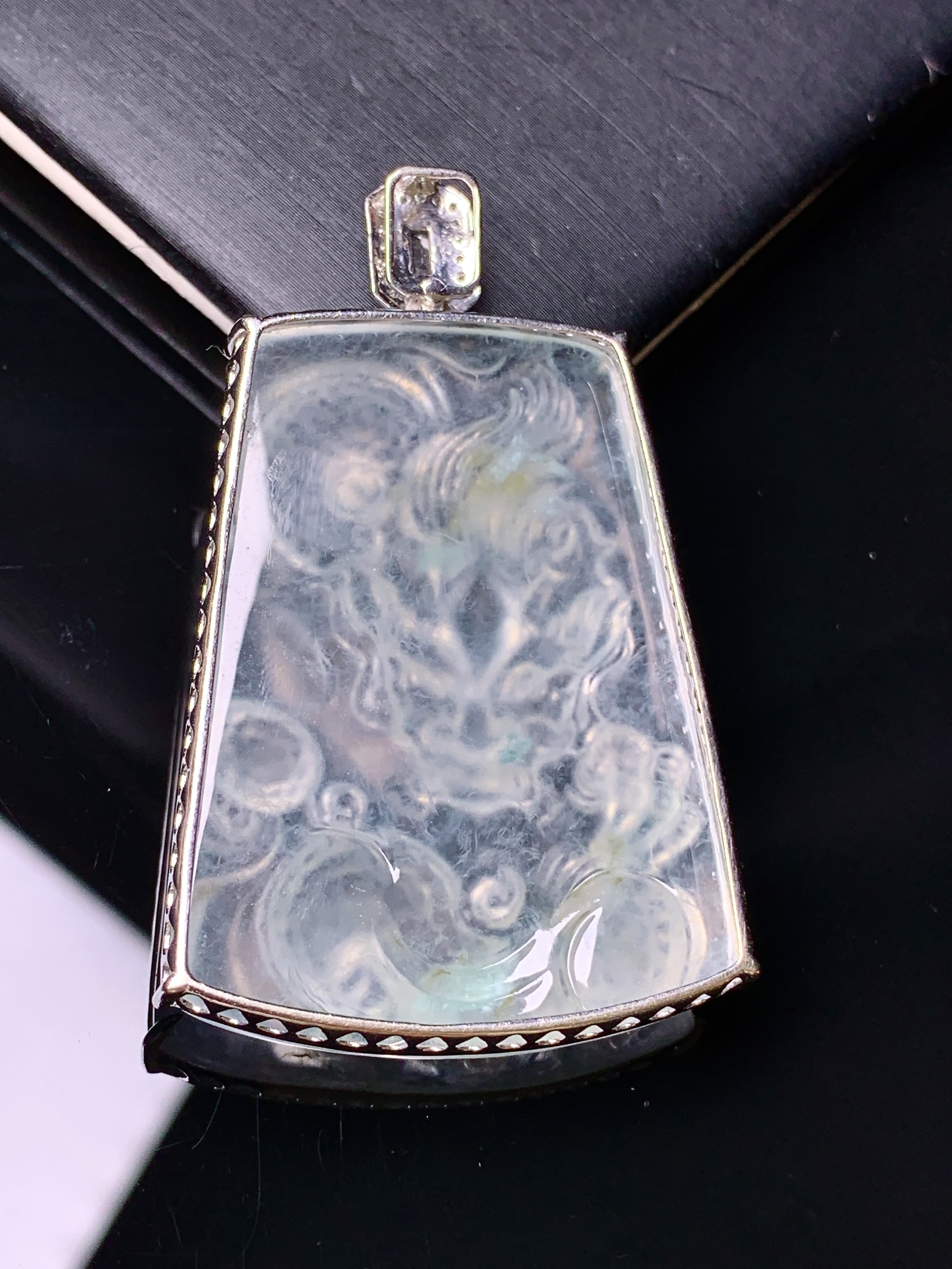 18k金钻镶嵌冰种龙牌吊坠 玉质细腻 色泽艳丽清新 水润亮眼 整体尺寸47.8*30*6.3f2