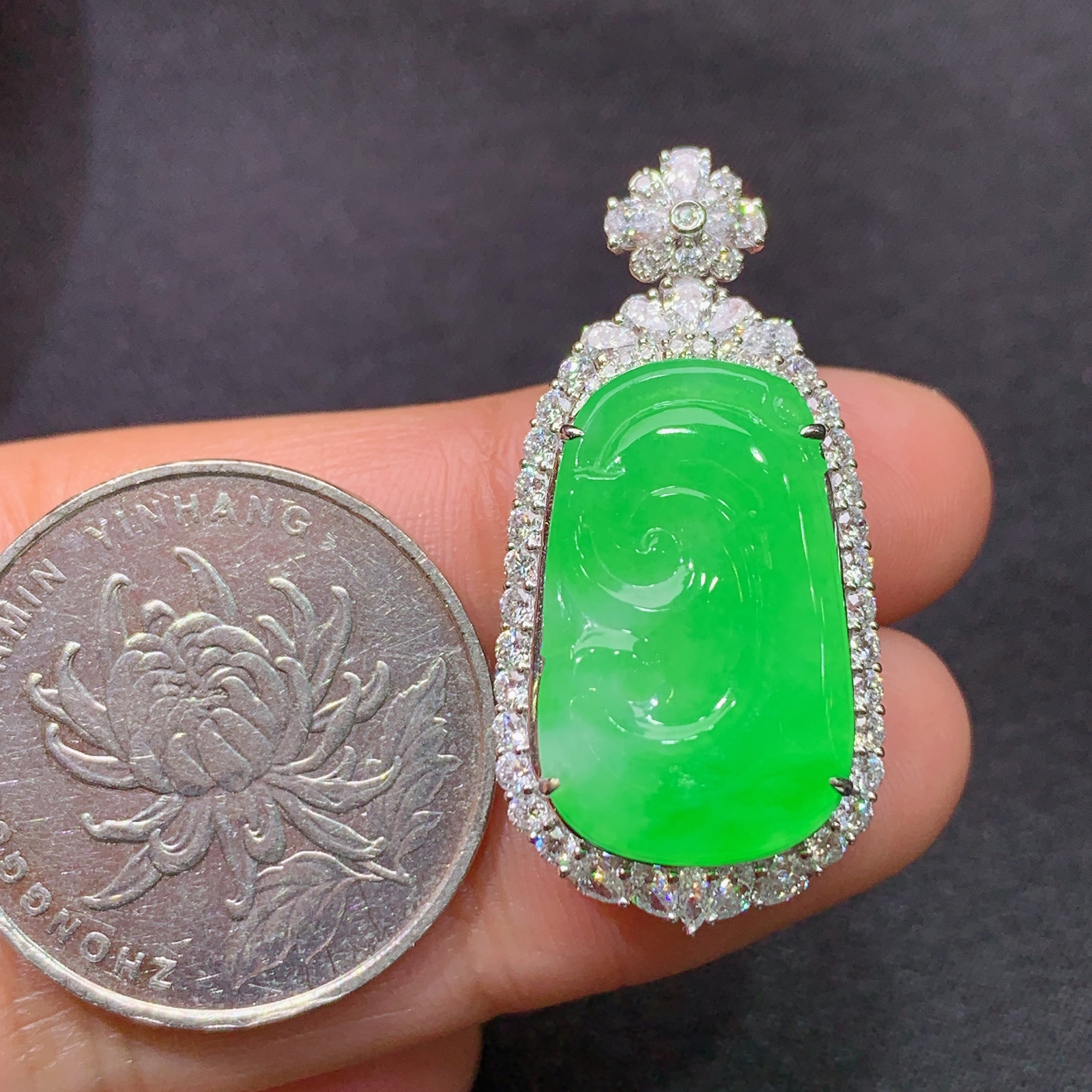 冰阳绿如意吊坠，18k金镶嵌，冰润色阳，玉质细腻，种水足，B1 尺寸33.3*16.4*8.2