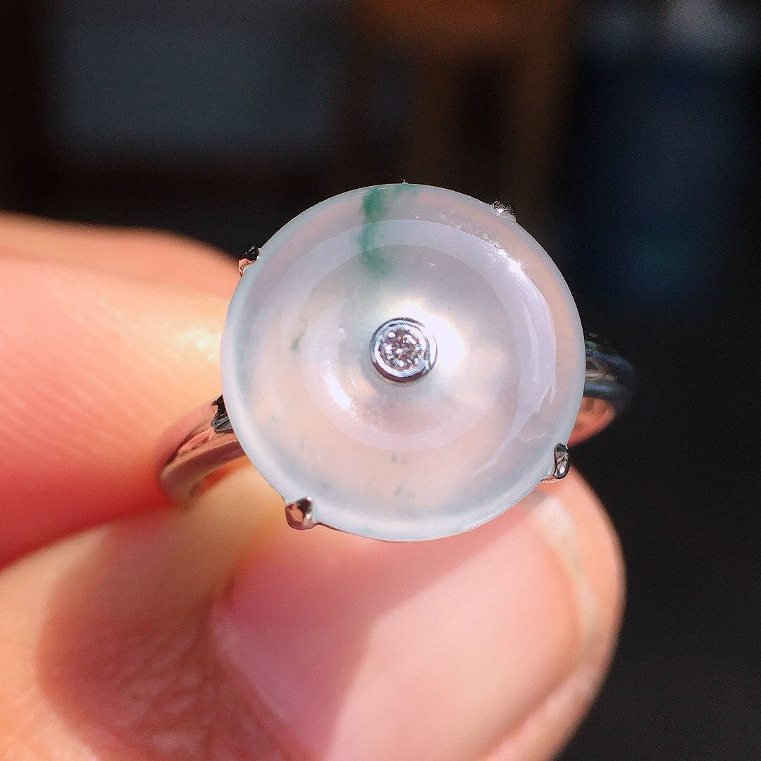 冰飘花平安扣戒指，玉质细腻，荧光感超
强，饱满圆润，尽显优雅气质，18k
金豪华镶嵌