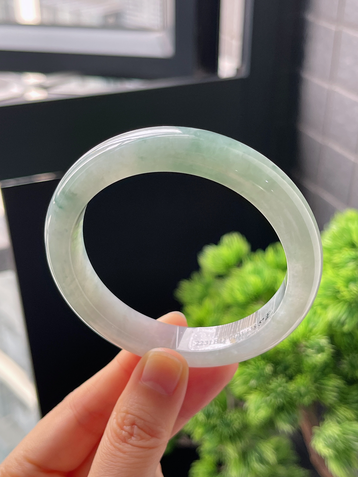 正圈57圈口，翡翠冰糯种浅绿色手镯