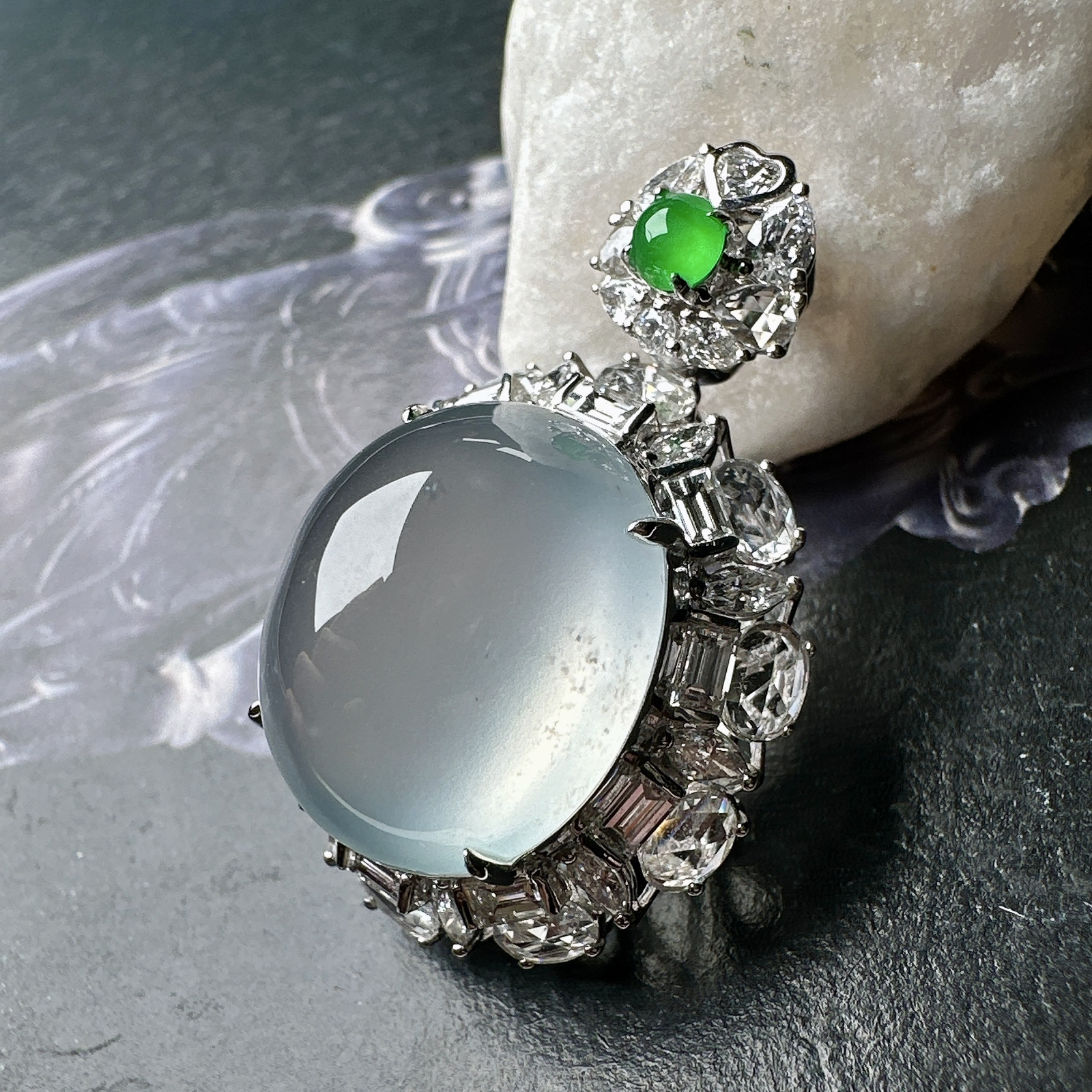 【冰种蛋面吊坠】形状非常饱满，冰润通透，种老起光，胶感强烈。18K金钻镶嵌，裸石尺寸18.2*16*11毫米