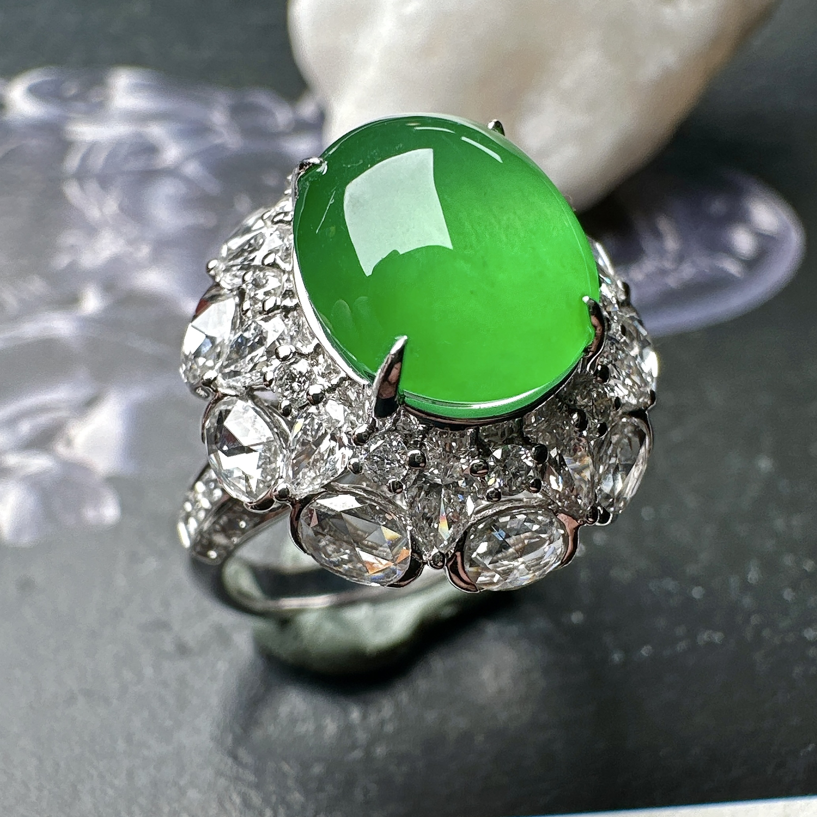 【冰种满绿蛋面戒指】多带款，质地均匀细腻，冰润起光，胶感强烈，颜色娇艳，18K金钻精美镶嵌，裸石尺寸12*9.7*5.6毫米