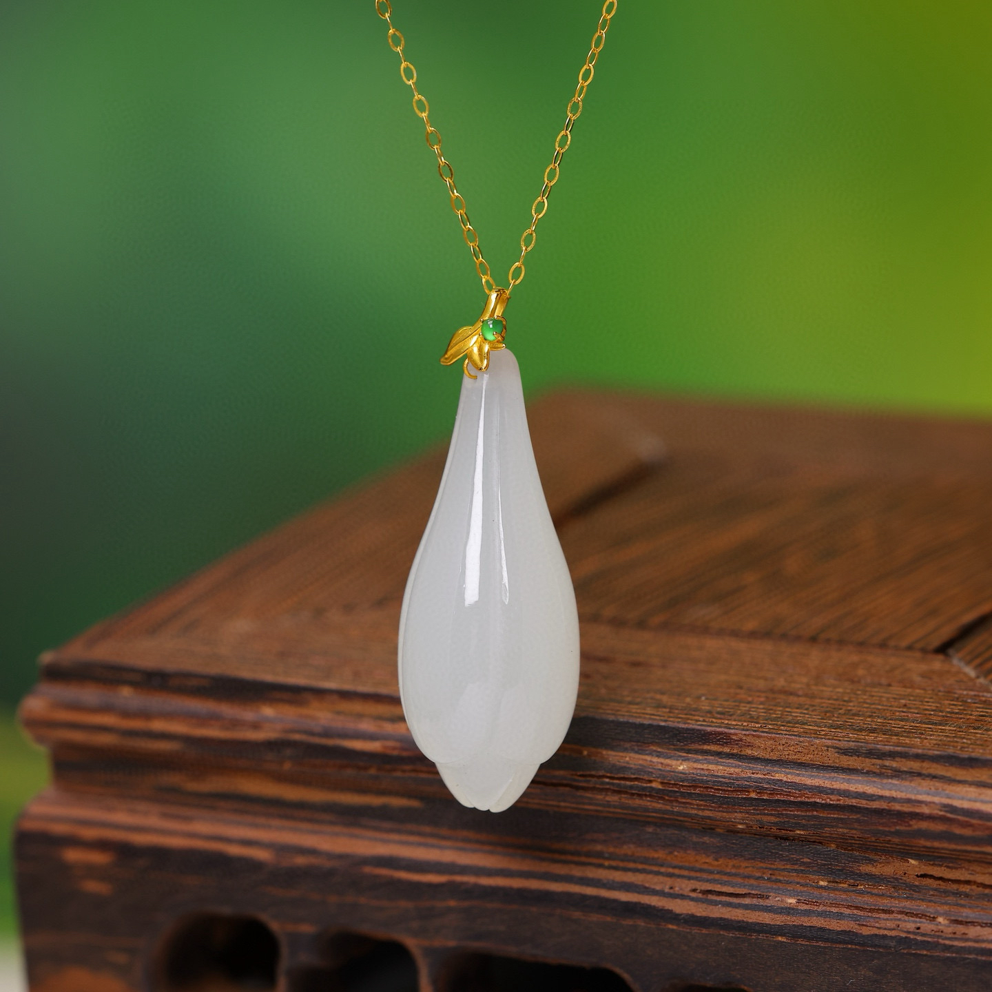 18K金镶嵌和田玉玉兰花吊坠