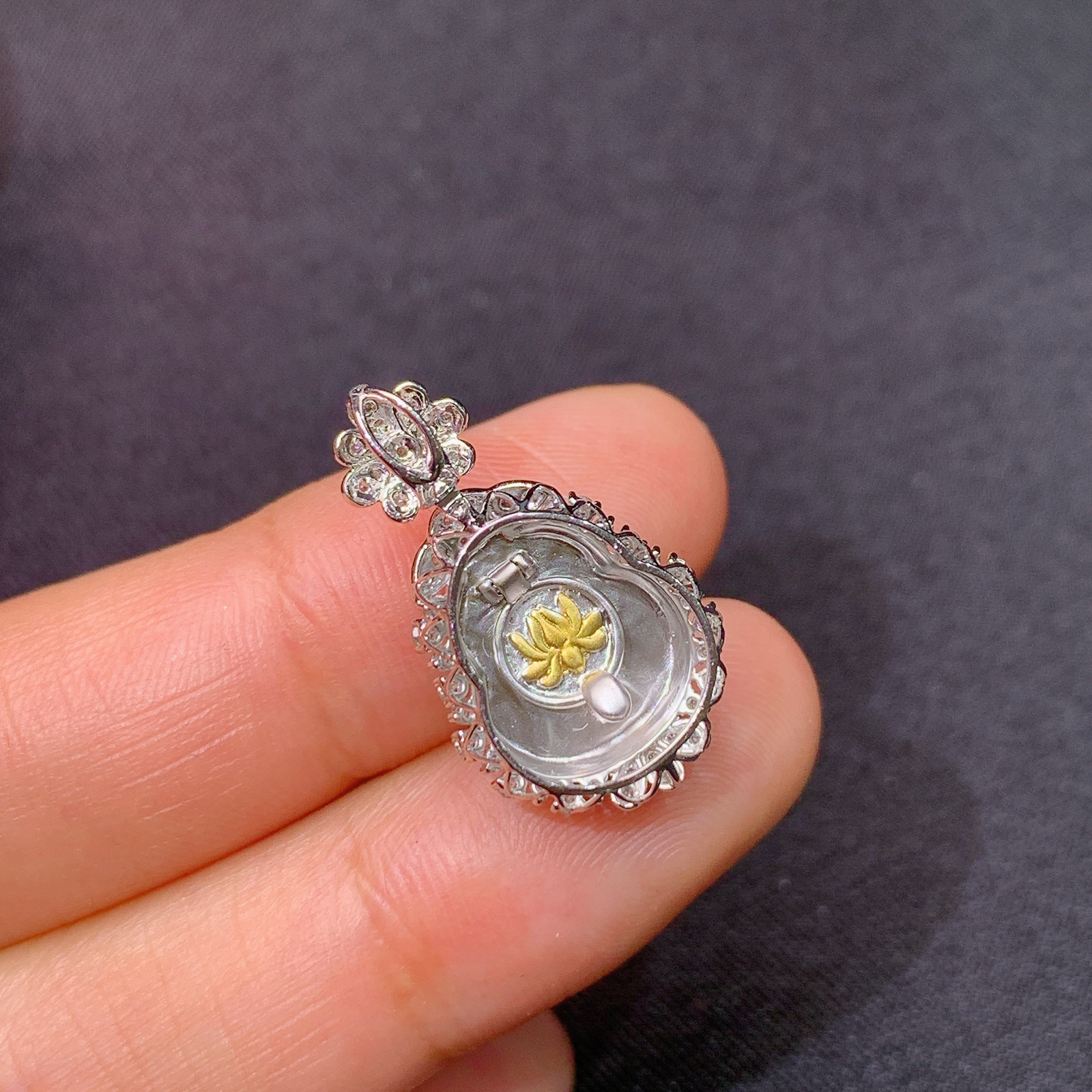 冰阳绿葫芦吊坠，18k金镶嵌，冰润色阳，玉质细腻，种水足，Ald 尺寸22.9*13.1*8.6