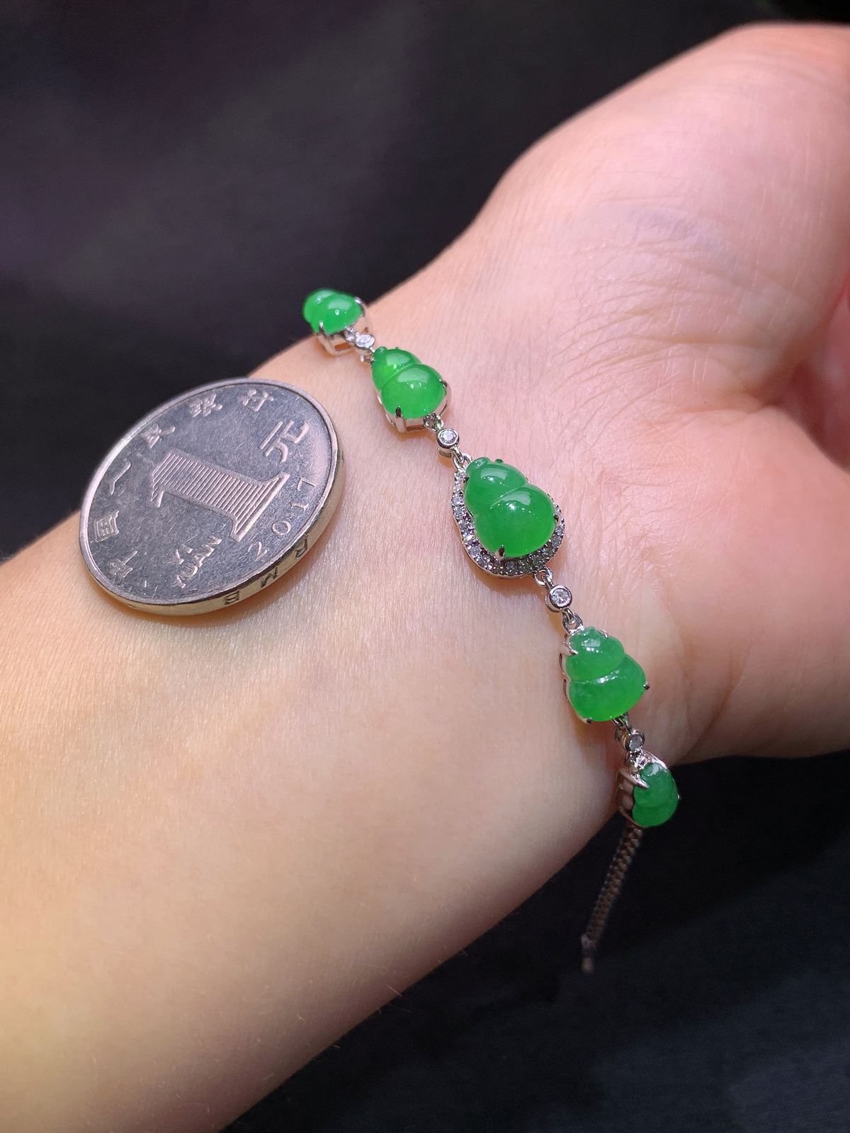 冰阳绿葫芦手链，18k金镶嵌，款式新颖，冰润色阳，种水足，h1 尺寸8.7*6.3*2.8