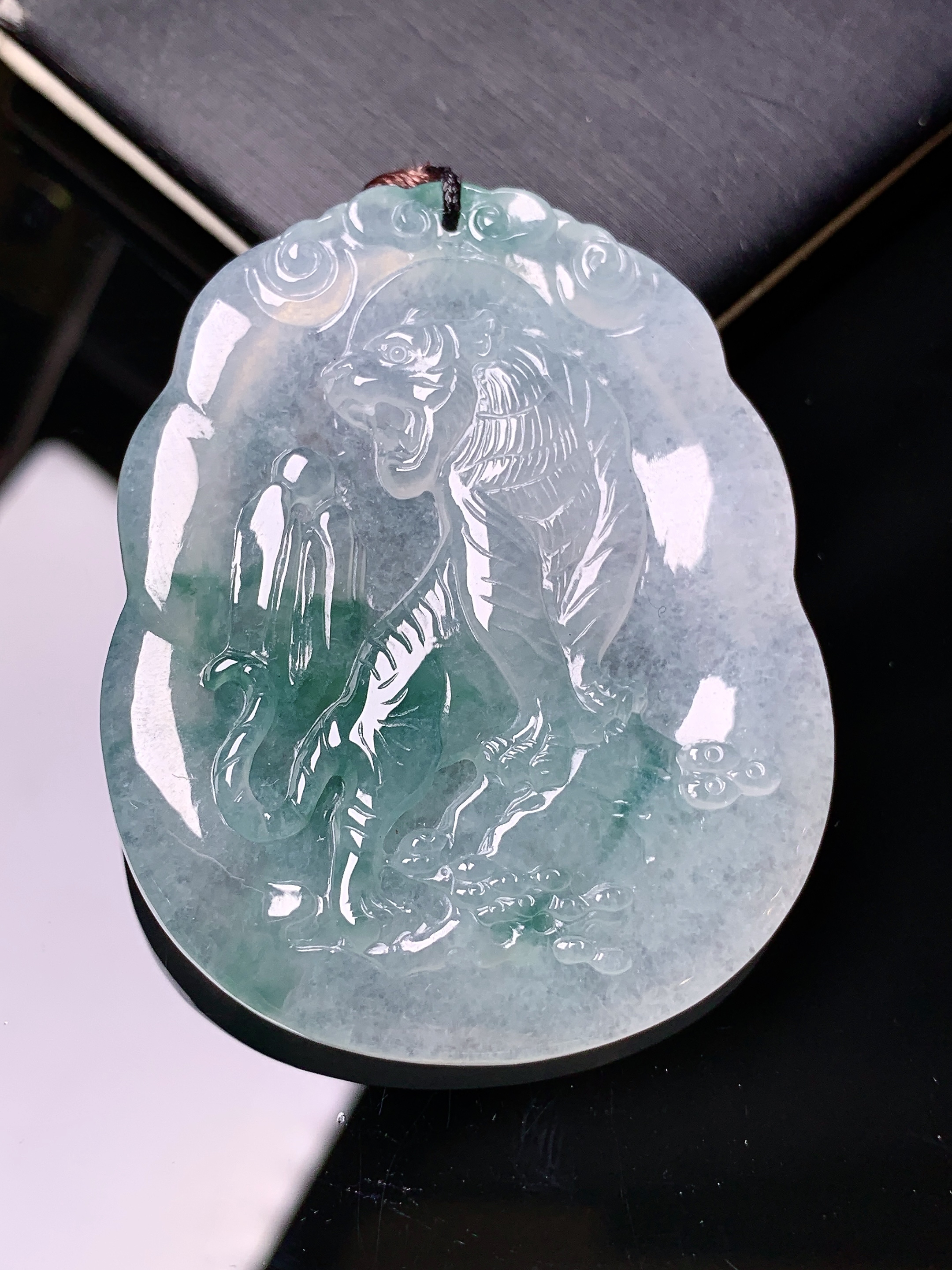 飘绿老虎生肖牌吊坠 玉质细腻 色泽艳丽清新 水润亮眼 整体尺寸50*40.5*5.5b2