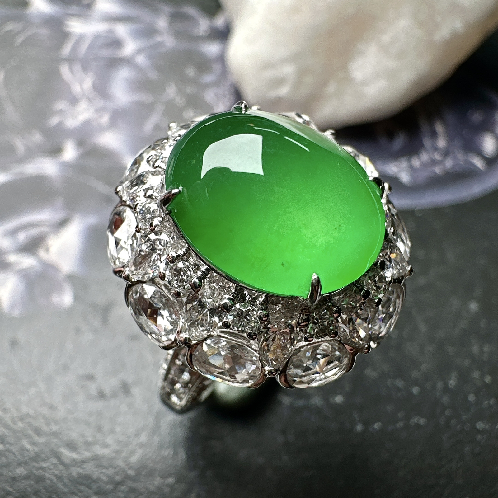 【冰种满绿蛋面戒指】多带款，质地均匀细腻，冰润起光，胶感强烈，颜色娇艳，18K金钻精美镶嵌，裸石尺寸12*9.7*5.6毫米