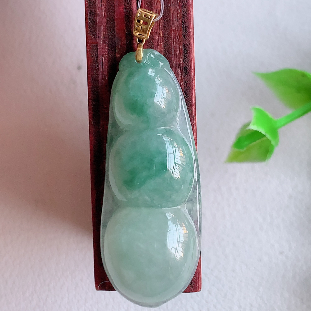 18k金扣冰润飘花福豆翡翠挂件，老种飘花  冰清玉洁  胶感十足  寓意“四季平安，福气满满”颜色鲜艳，清新自然，饱满通透   W49.15  尺寸：34-13.5-5.6mm
