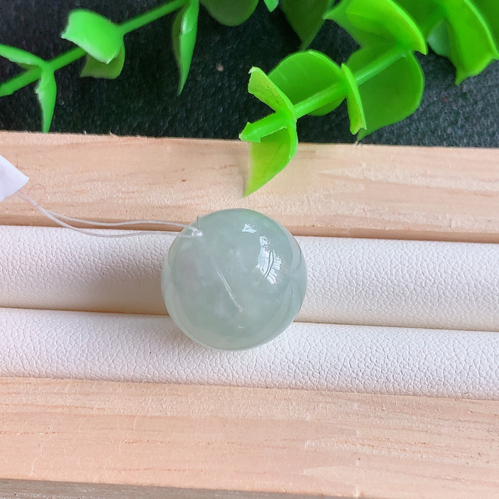 冰润转运珠翡翠吊坠，寓意“时来运转，财源滚滚” 寓意佳，紫气东来，颜色清爽，佩戴效果优雅迷人！性价比超值！W49.15  尺寸：16-12.5mm