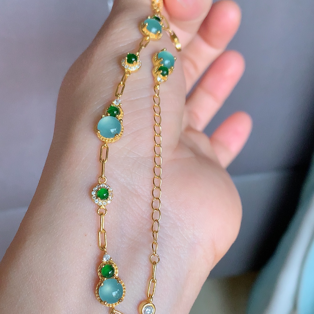 冰润翡翠蛋面手链，水水润润，珠圆玉润，颜色鲜艳，妙明清净，清秀高雅，佩戴效果优雅迷人！性价比超值 W481.18  取一尺寸：15.5-7.5-4mm  裸石尺寸：6mm