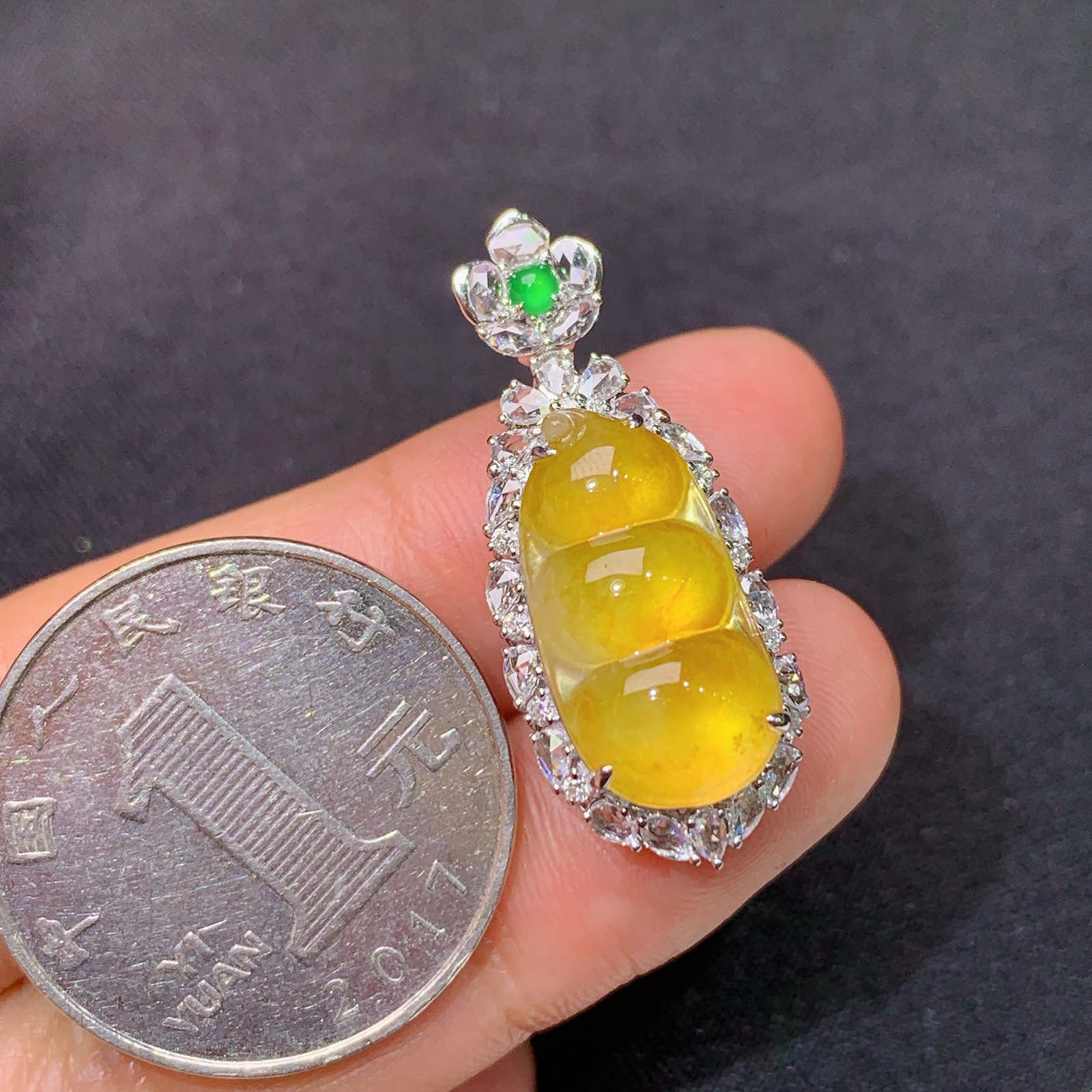 冰黄翡福豆吊坠，18k金镶嵌，冰透水润，颜色鲜艳，种水足，Dgj 尺寸31.2*12.2*10.3