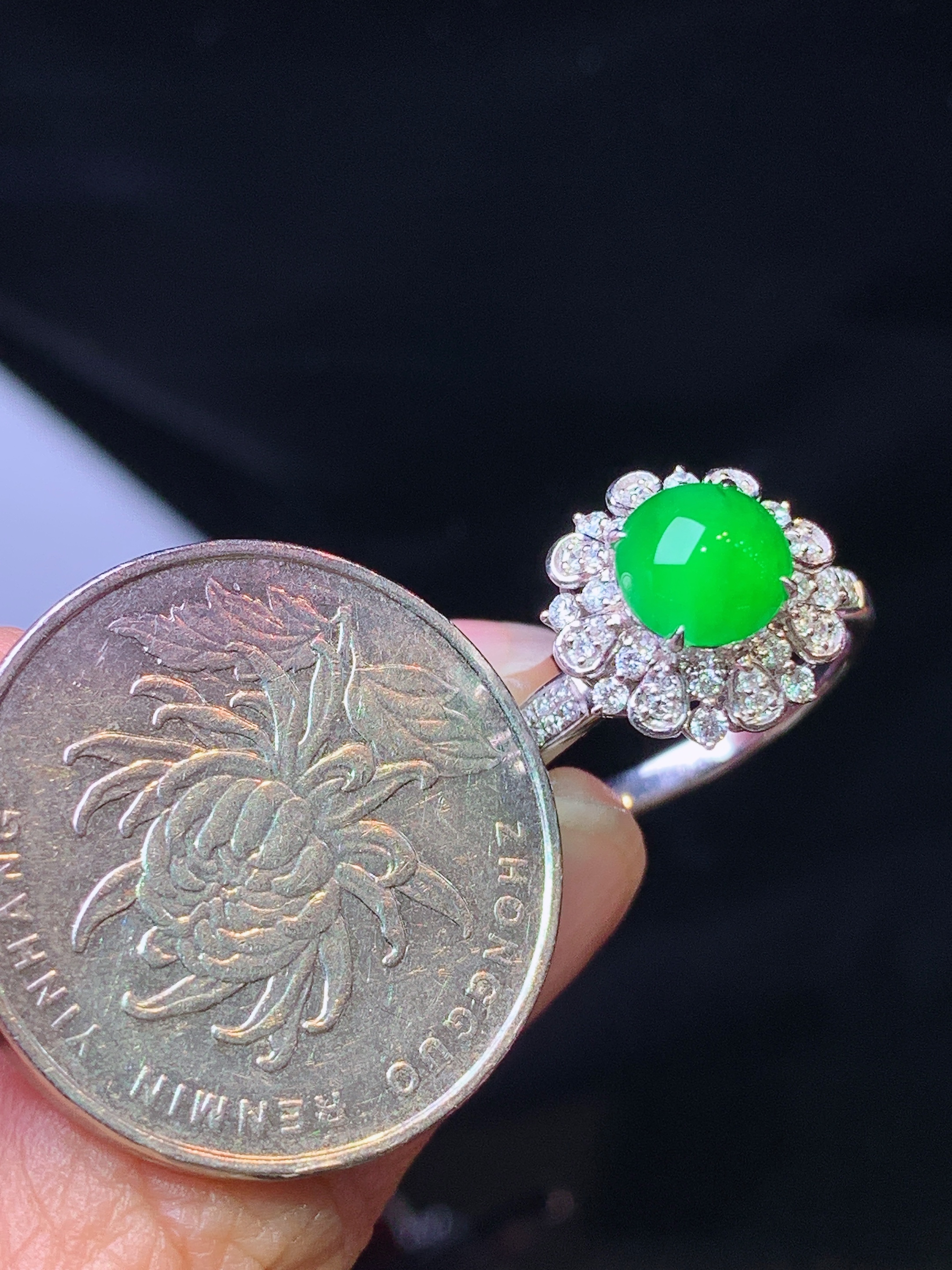 18k金钻镶嵌满绿蛋面戒指 玉质细腻 色泽艳丽清新 水润亮眼 圈口12.5 整体尺寸12.2*10f2