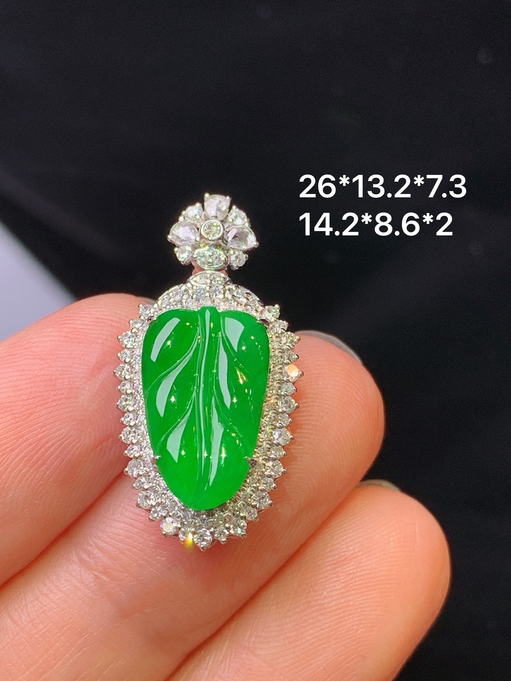 18k金钻镶嵌满绿树叶吊坠 玉质细腻 色泽艳丽清新 水润亮眼 整体尺寸26*13.2*7.3f2