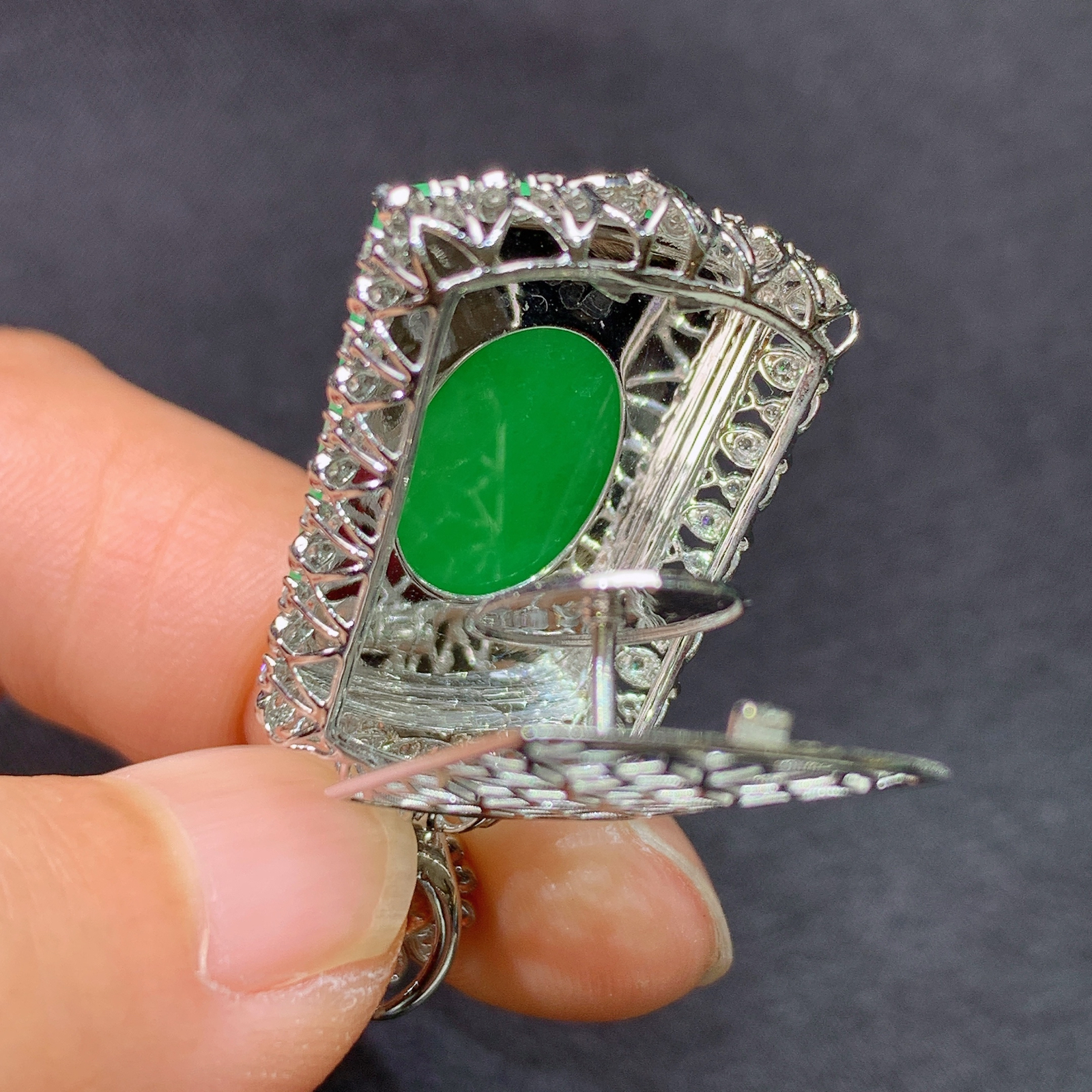 冰阳绿无事牌吊坠，18k金镶嵌，冰润色阳，种老水足，B1 尺寸37.5*18.7*8.7