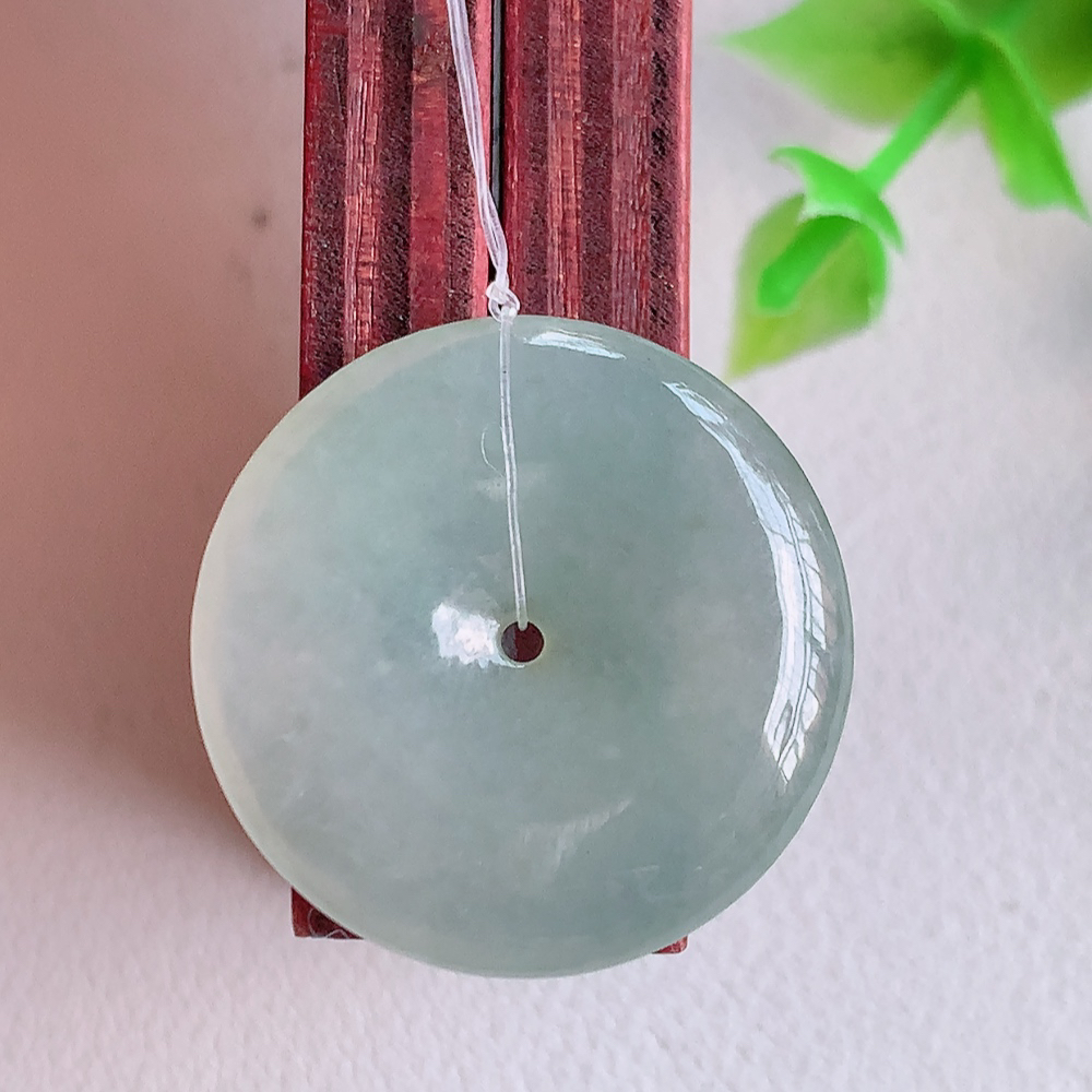 冰润平安扣吊坠，厚装饱满，冰润剔透，细腻水足，种质润泽，飘花灵动，佩戴优雅大气，W49.15   尺寸：23.5-4.5mm